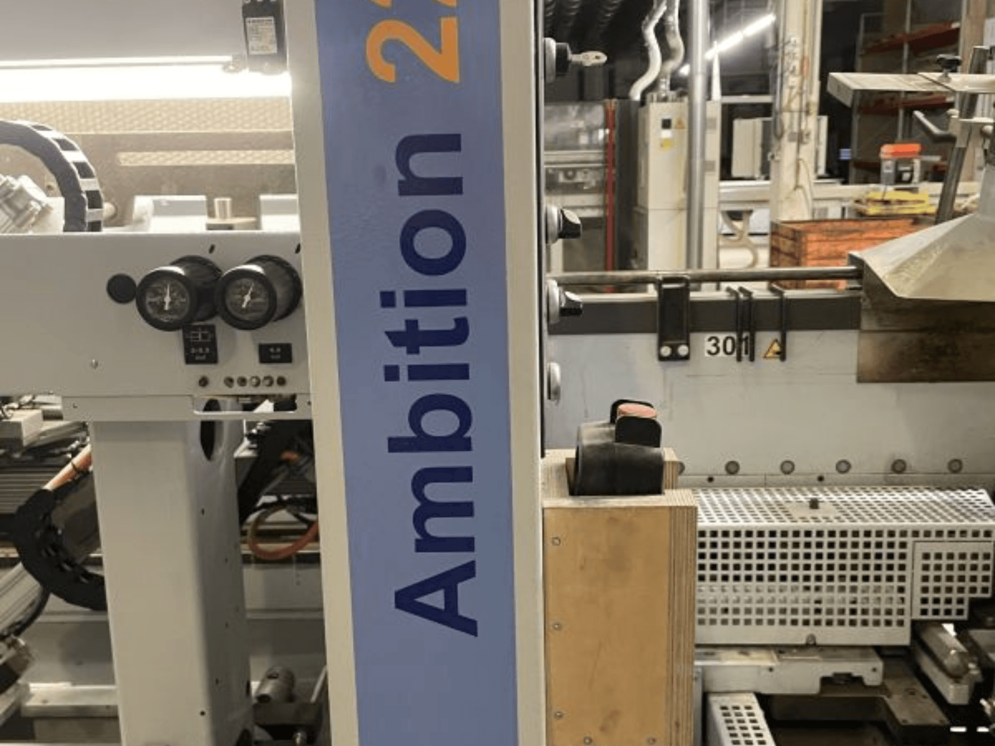 Вид спереди кромкооблицовочного станка HOMAG KAL 210 Ambition 2264, видны циферблаты, элементы управления и фирменная боковая панель.