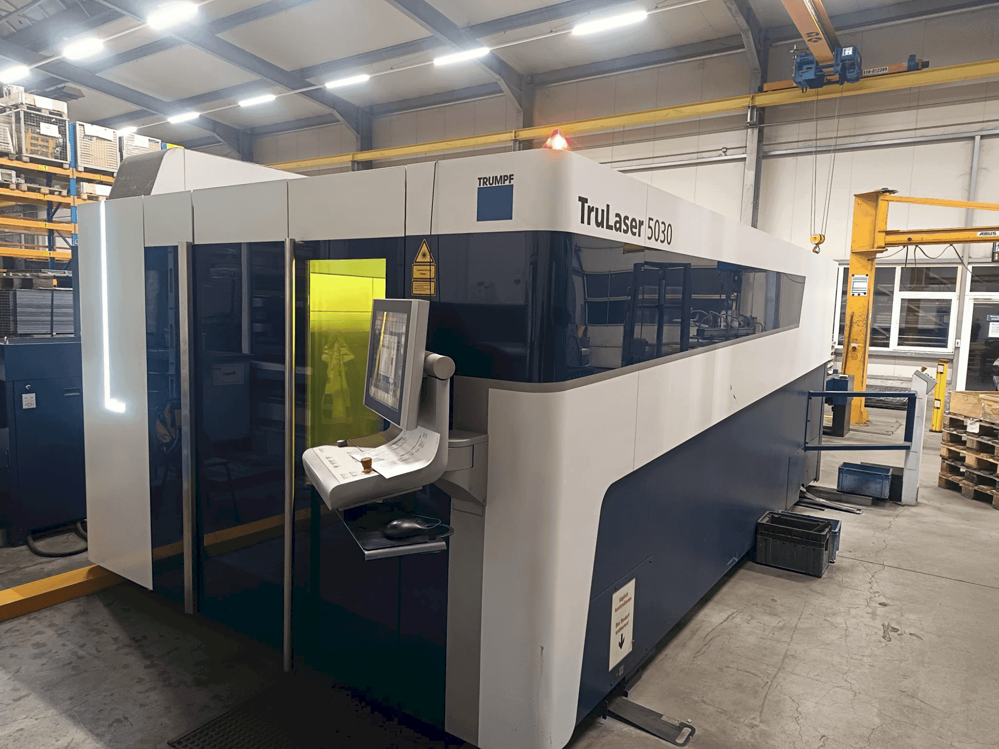 Вид станка TRUMPF Trulaser 5030 Fiber спереди