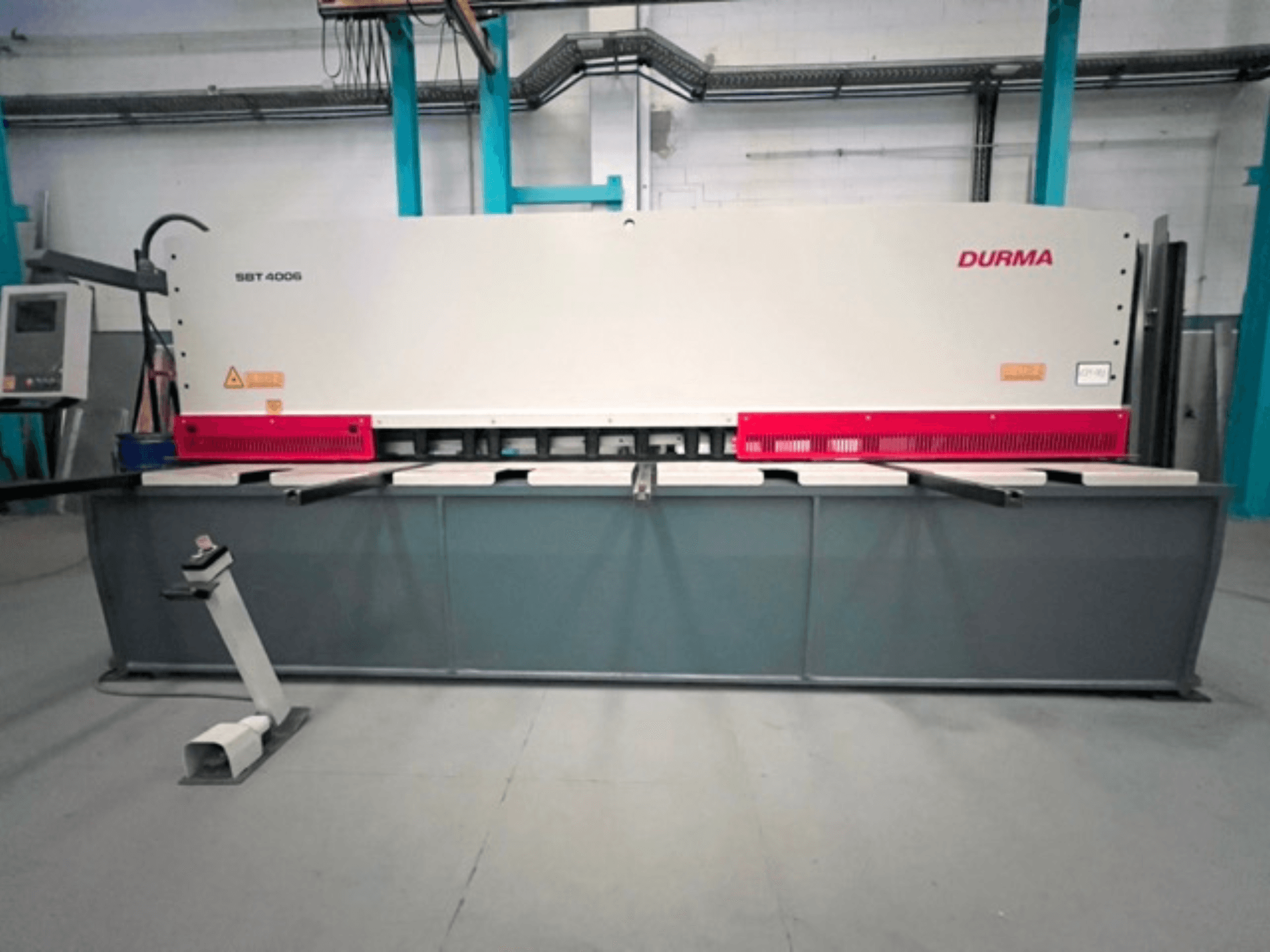 Машинка для стрижки с ЧПУ Durma SBT 4006 с видом спереди, с серым основанием и красными акцентами, готова к работе на производстве.