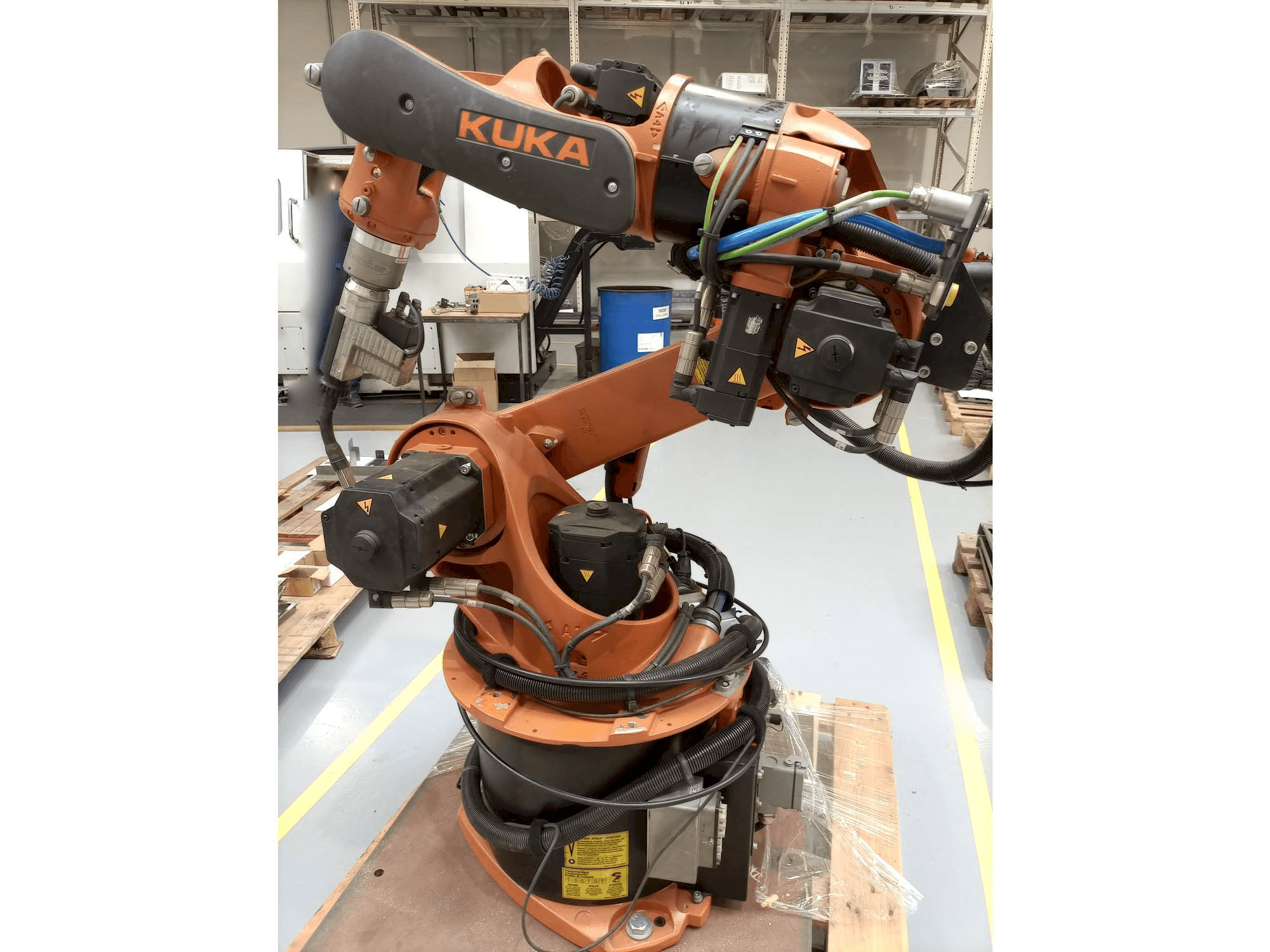 Вид станка KUKA KR16 ARC HW спереди