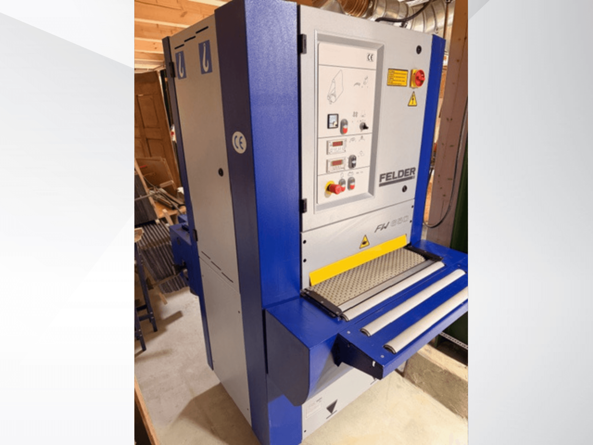 Рубанок Felder FH 930, вид спереди, видны панель управления, элементы безопасности и подающие/выдающие ролики.