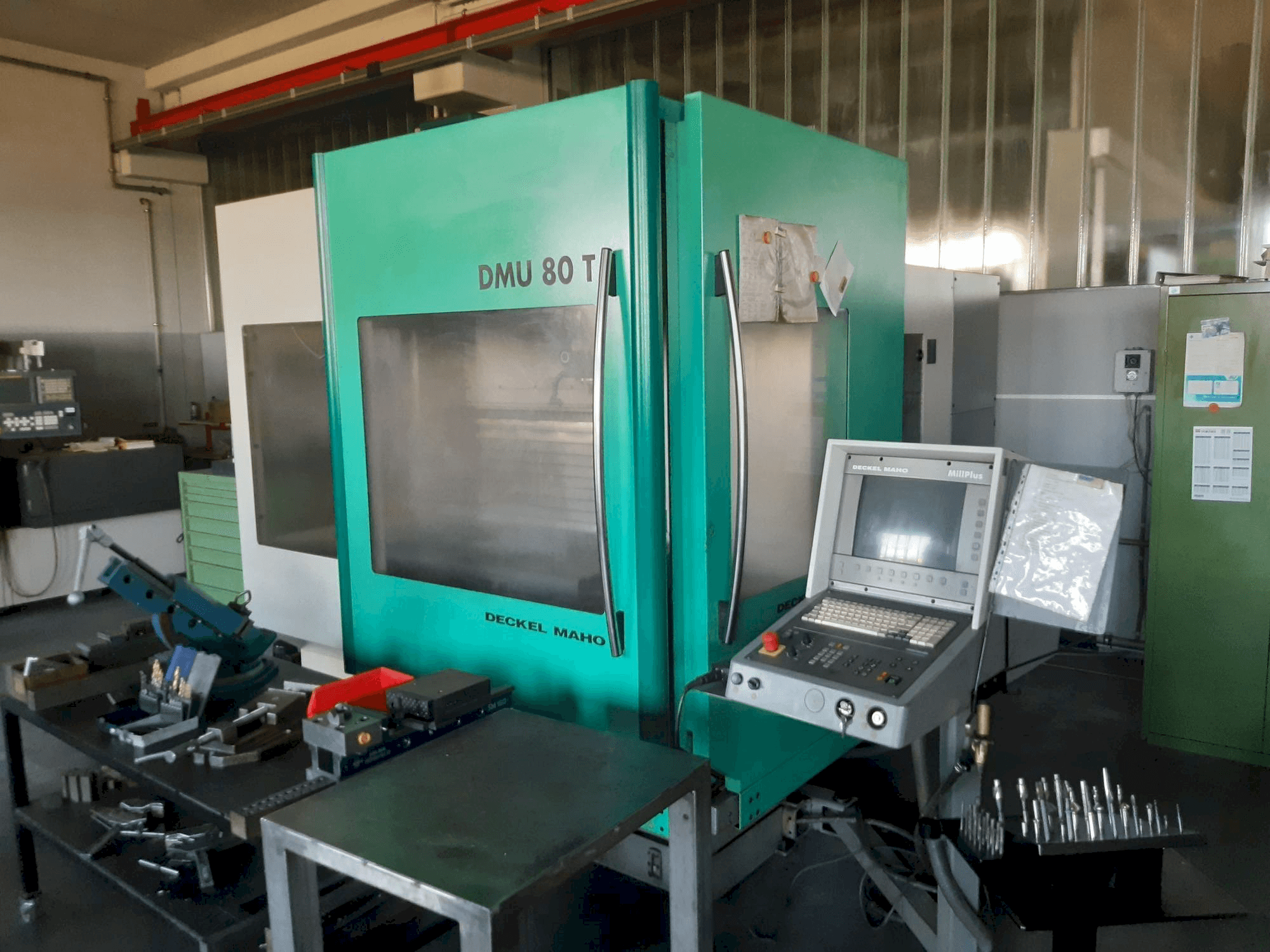 Вид станка DECKEL MAHO DMU 80T спереди