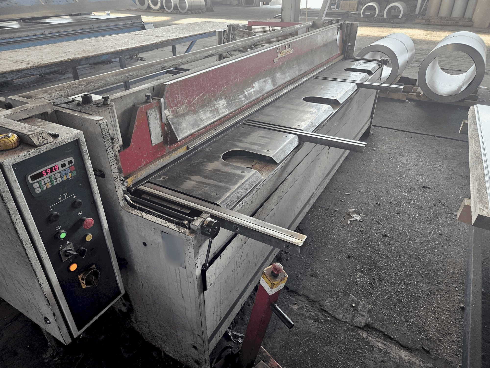 Вид станка Baykal RGS 3150x3 спереди