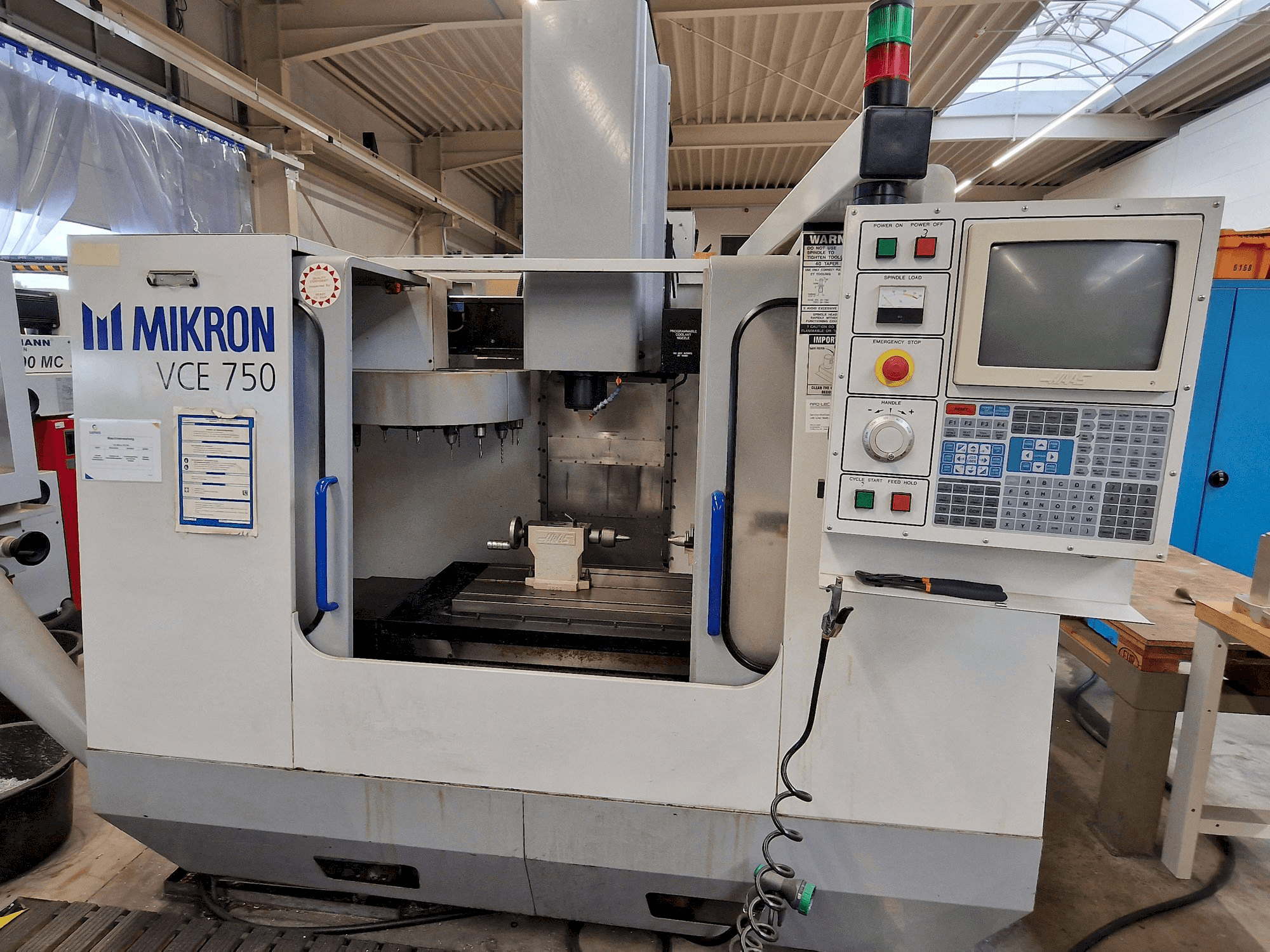 Вид станка MIKRON Vce 750 спереди