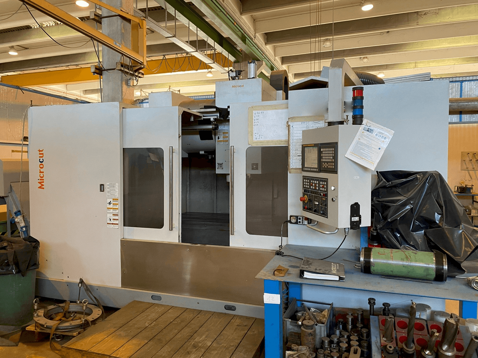 Вид станка MICROCUT VMC-1600F спереди