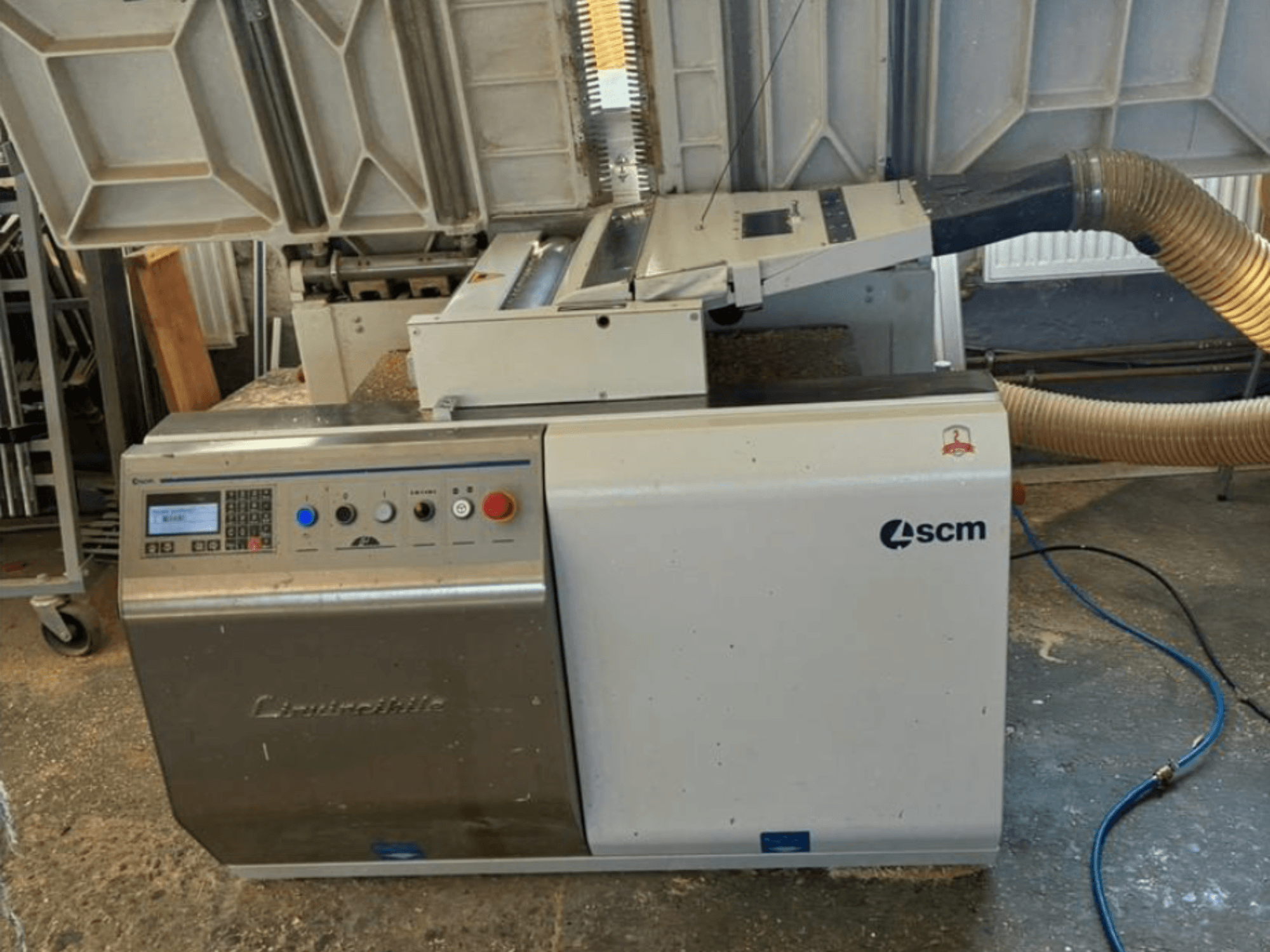 Кромкооблицовочный станок SCM Centauro на виде спереди, показывает панель управления, всасывающий шланг и открытую рабочую зону для нанесения кромки.