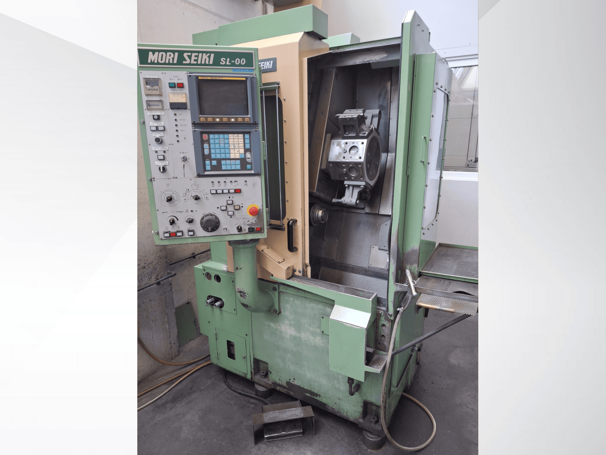 Горизонтальный токарный станок DMG Mori Seiki SL-00, показывает панель управления и вид спереди на рабочую зону с видимой заготовкой.