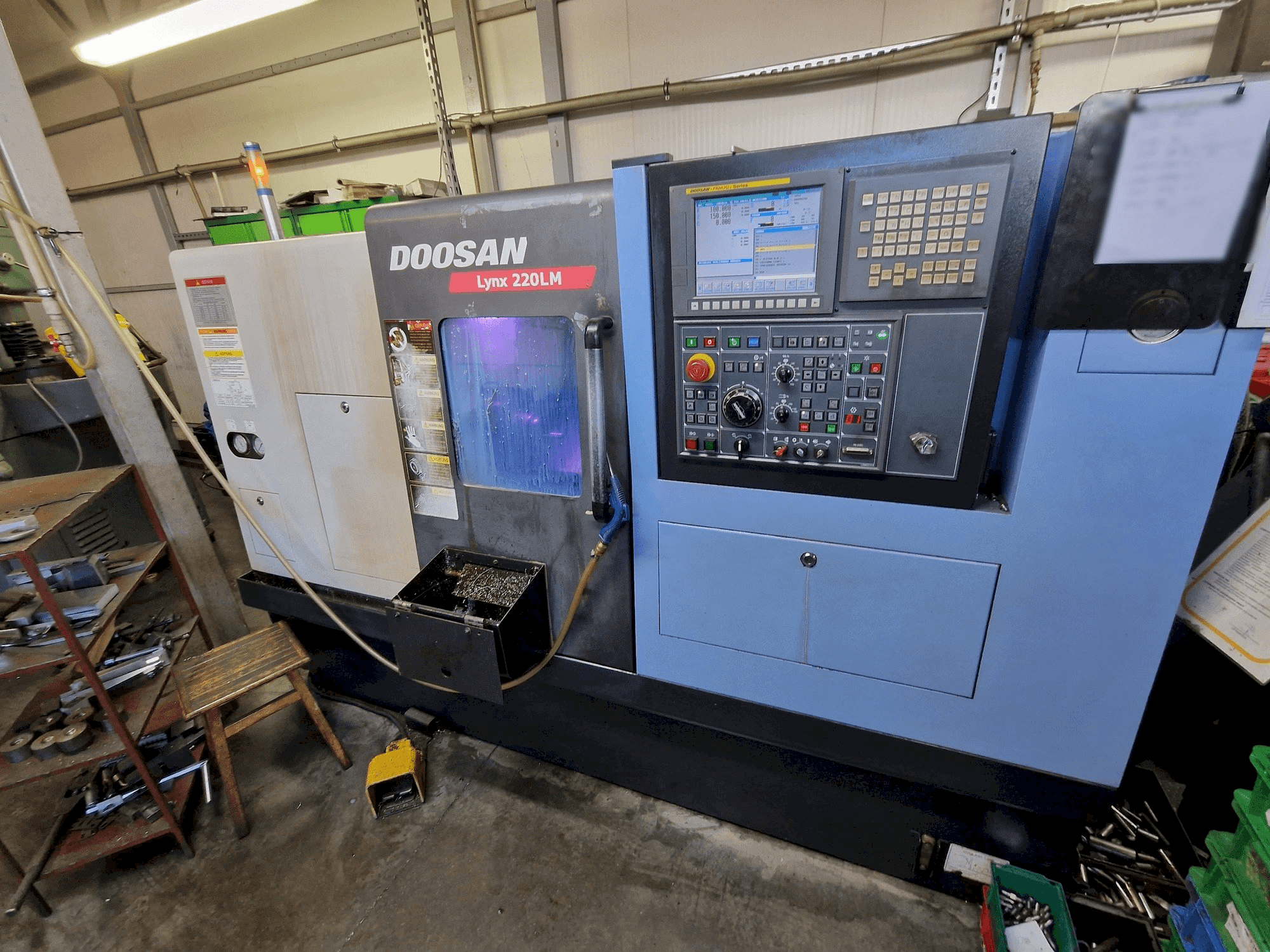 Вид станка Doosan LYNX 220 LMC спереди