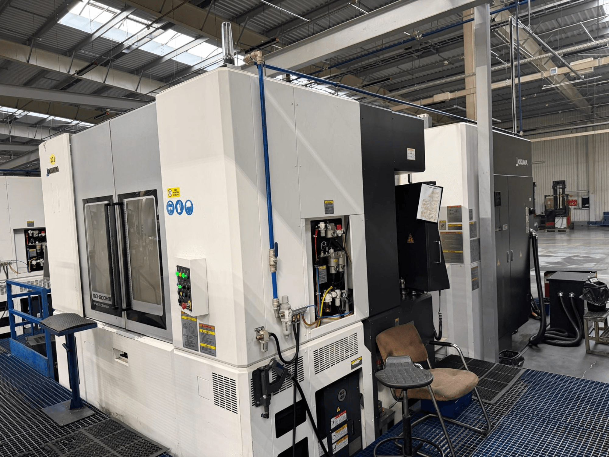 Горизонтальный обрабатывающий центр Okuma MA 600H II, вид спереди, панель управления и индикаторы работы.