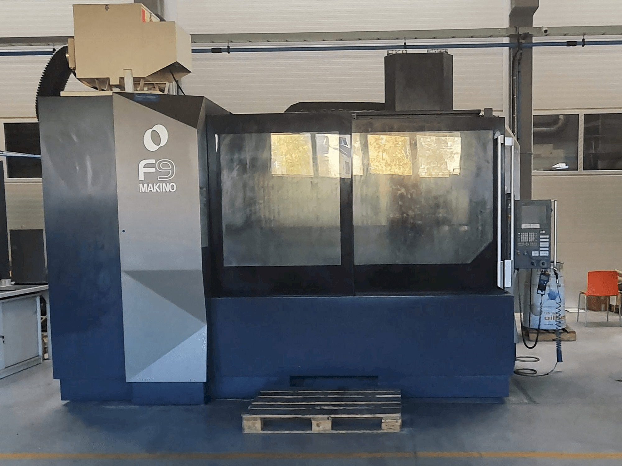 Вид станка Makino F9 спереди