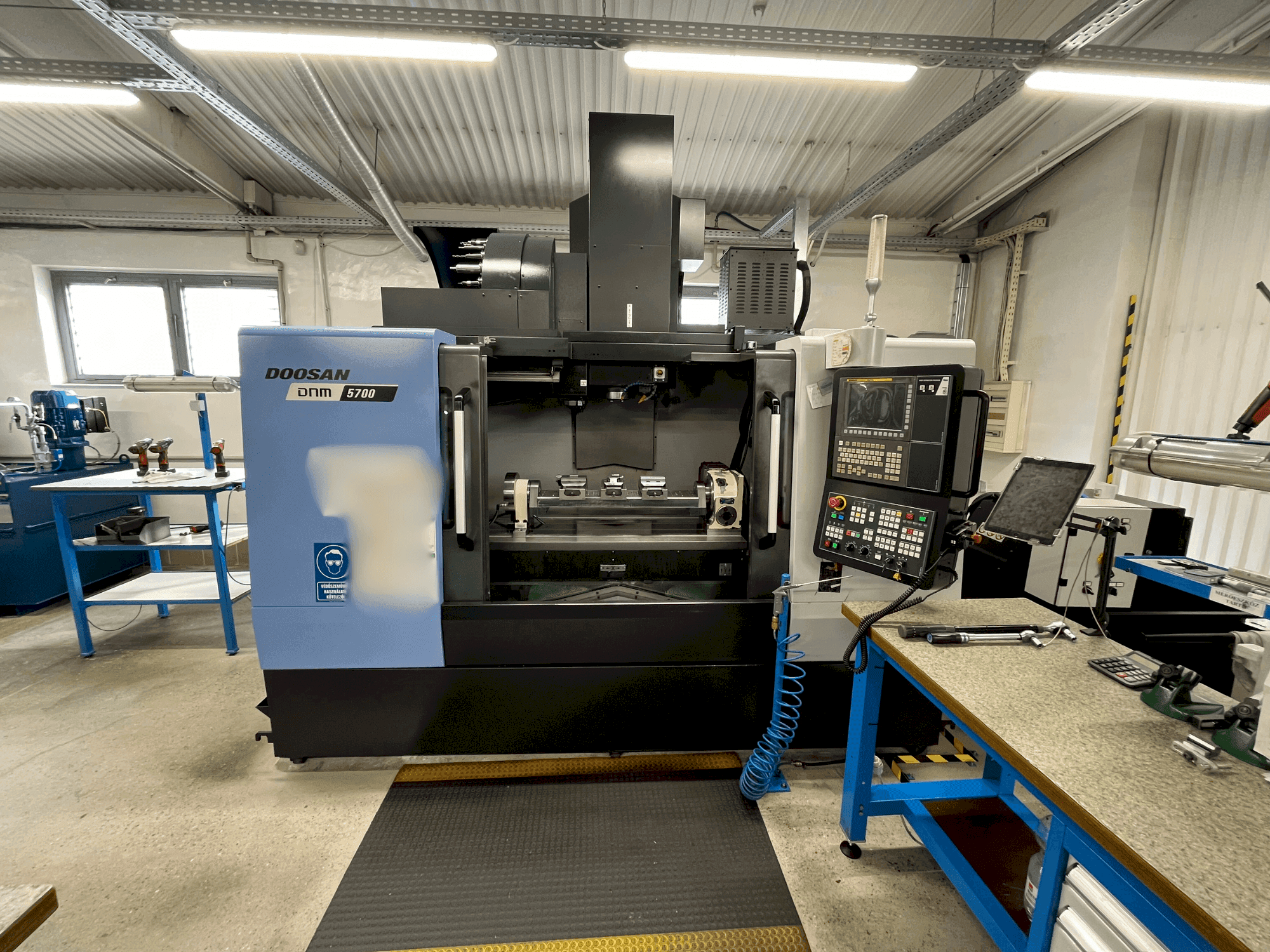 Вид станка DOOSAN DNM 5700 спереди