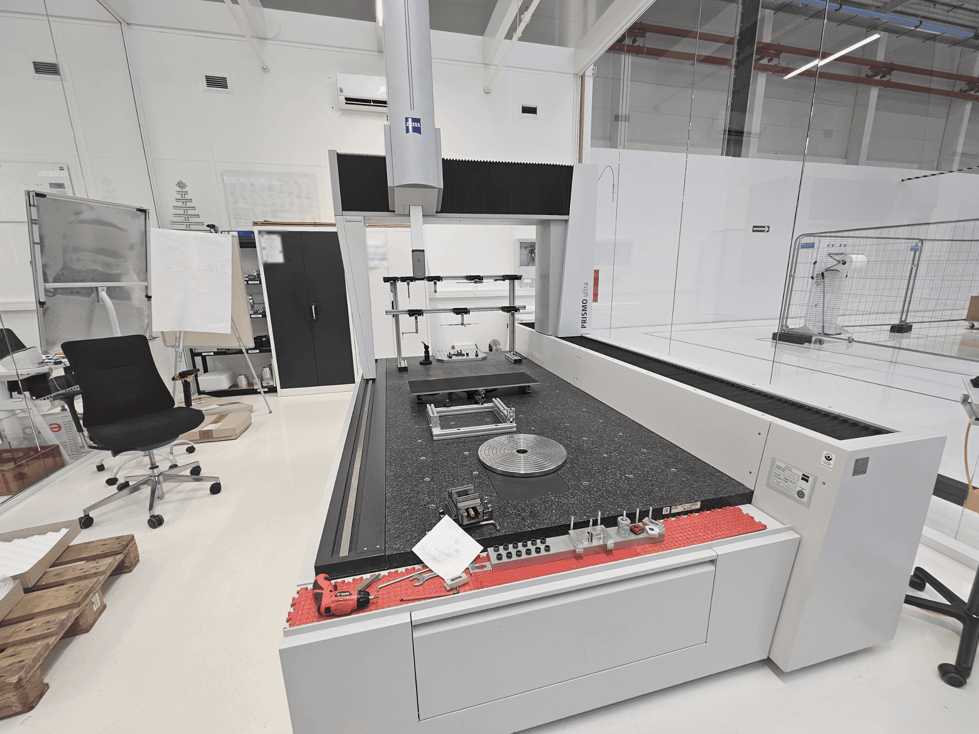 Вид станка ZEISS PRISMO 12/24/10 ultra спереди