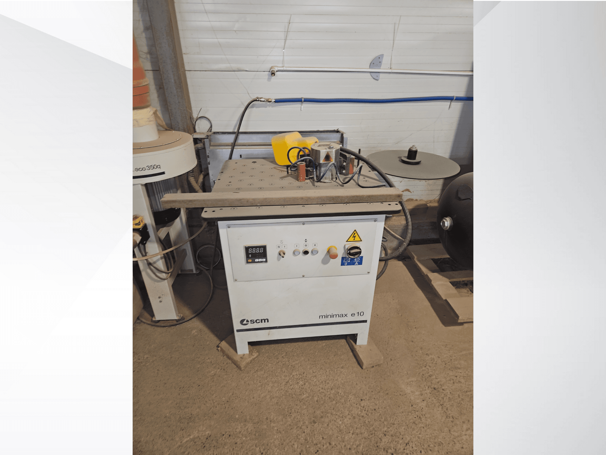 Деревообрабатывающий станок SCM Minimax E10, вид спереди, панель управления, отверстие для сбора пыли и регулируемая рабочая поверхность.