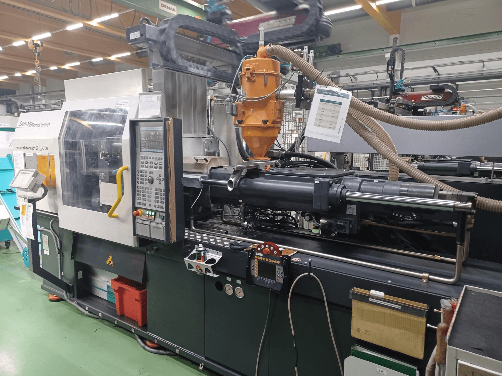 Термопластавтомат Demag Ergotech 200, вид спереди, видны панель управления, сопло и рабочие компоненты.