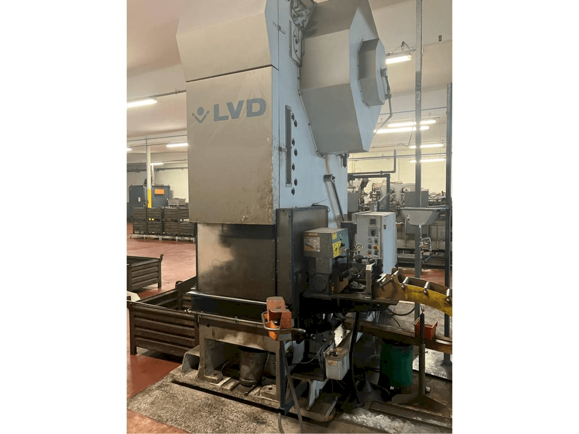 Вид станка LVD DVDF 160T спереди