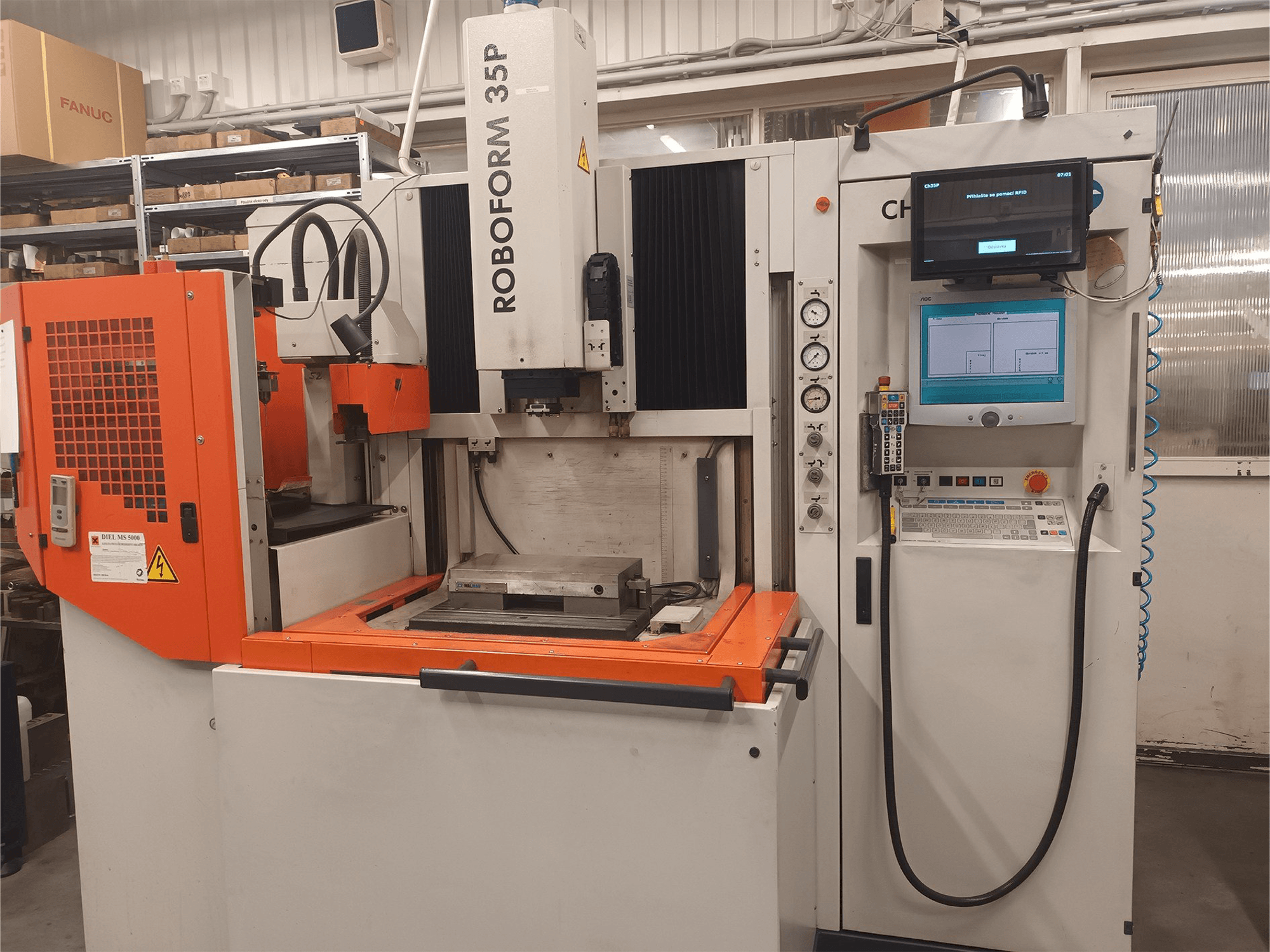 Вид станка CHARMILLES ROBOFORM 35P спереди