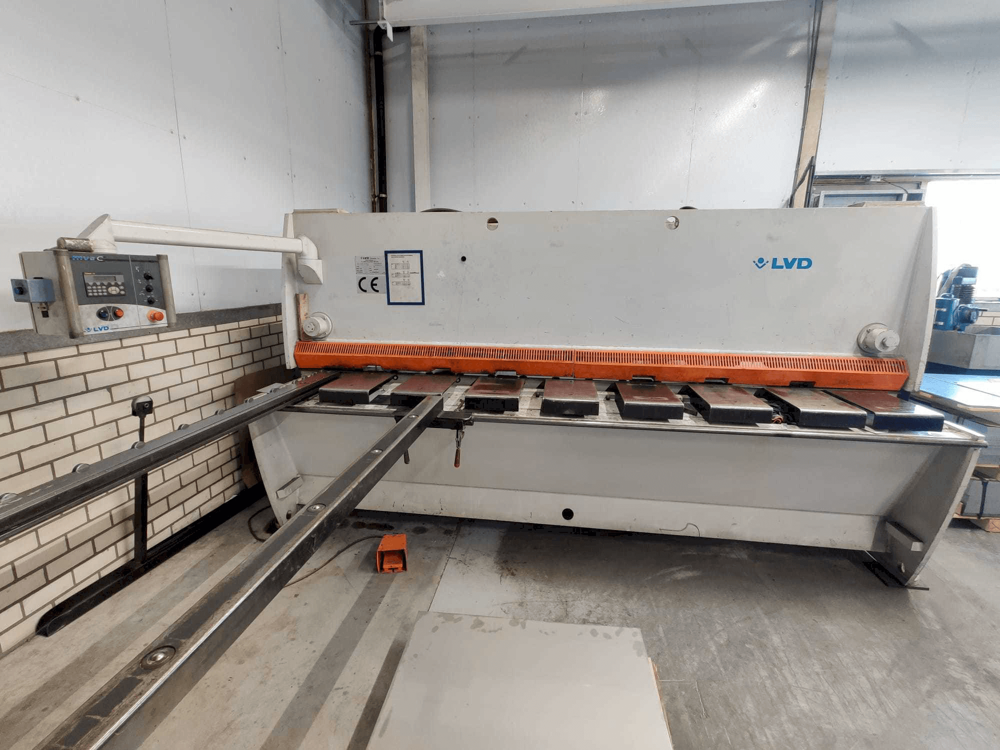 Вид станка LVD MVSC 06/31 спереди