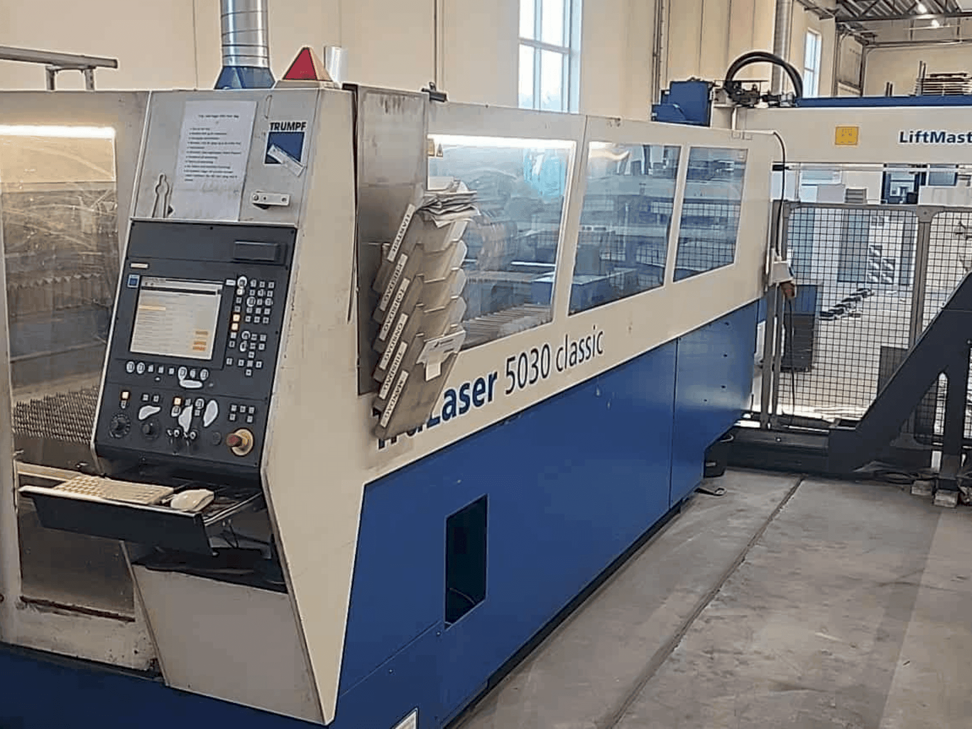Вид станка TRUMPF TruLaser 5030 classic спереди
