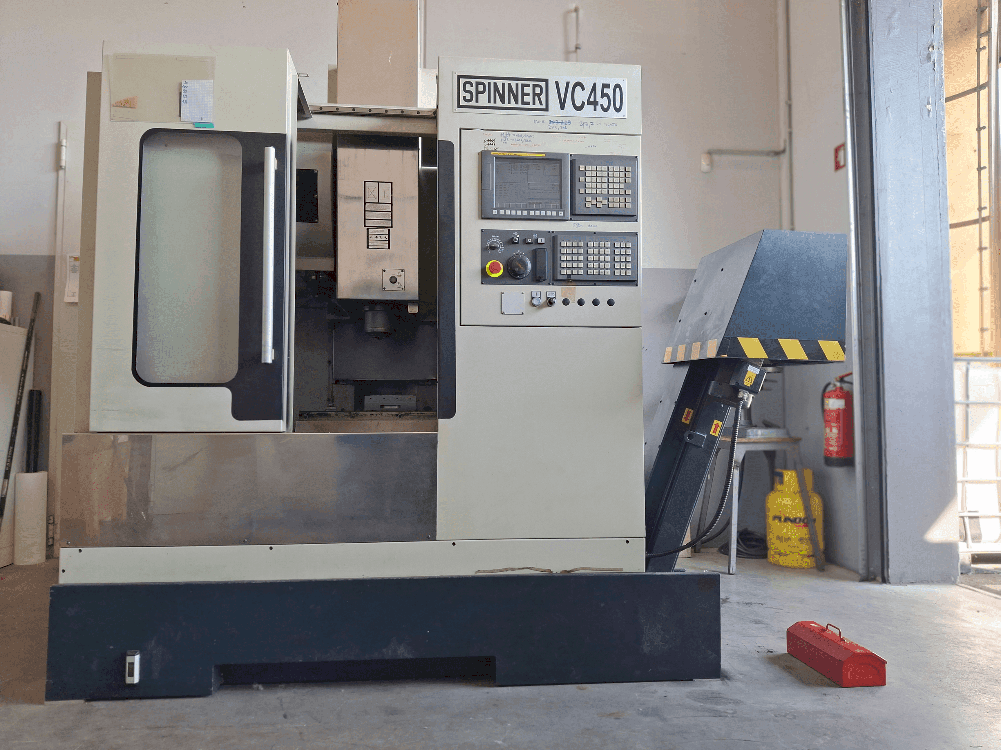 Вид станка SPINNER VC 450 спереди