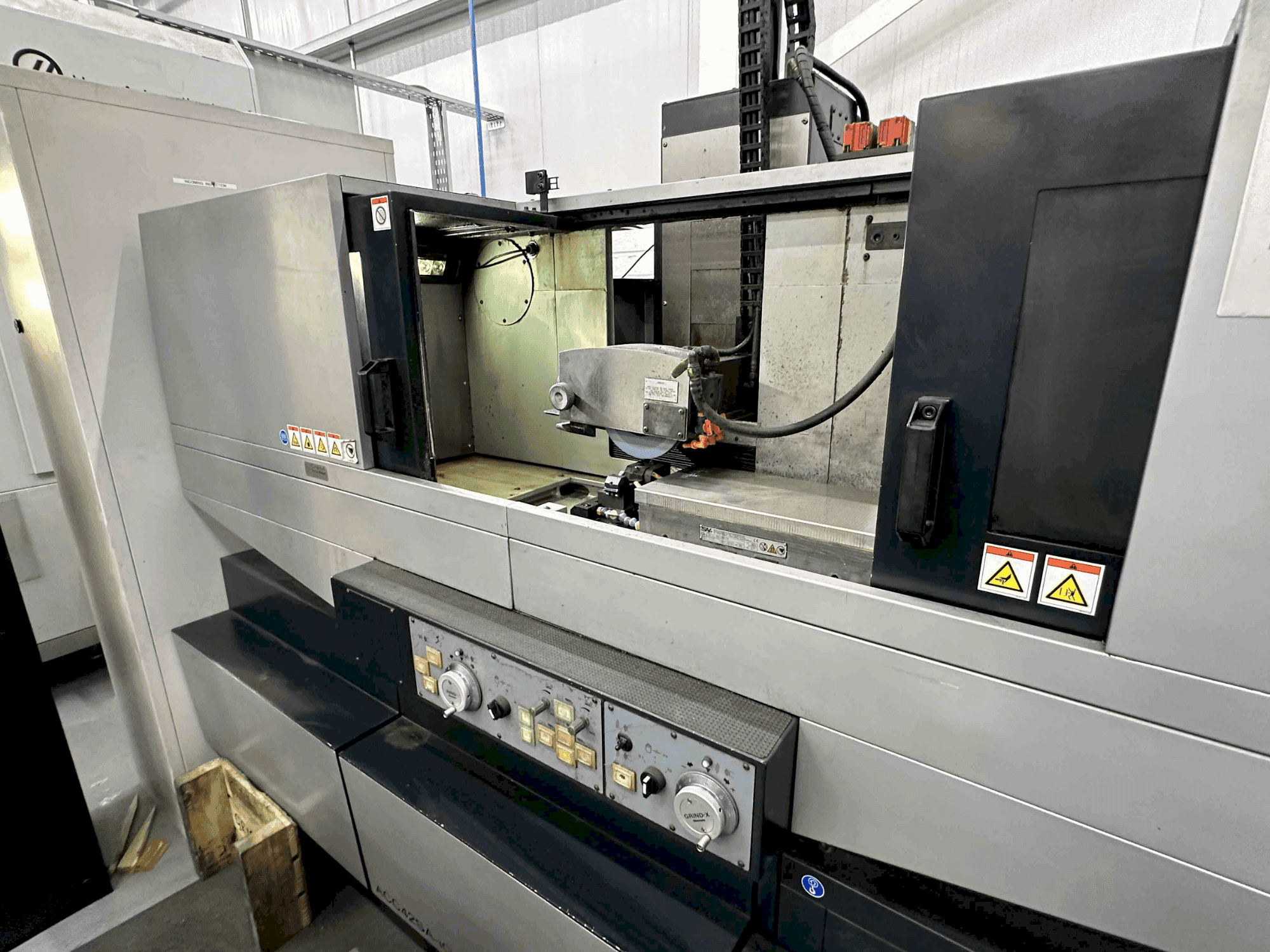 Вид станка OKAMOTO Grind-X ACC 42SAiQ спереди