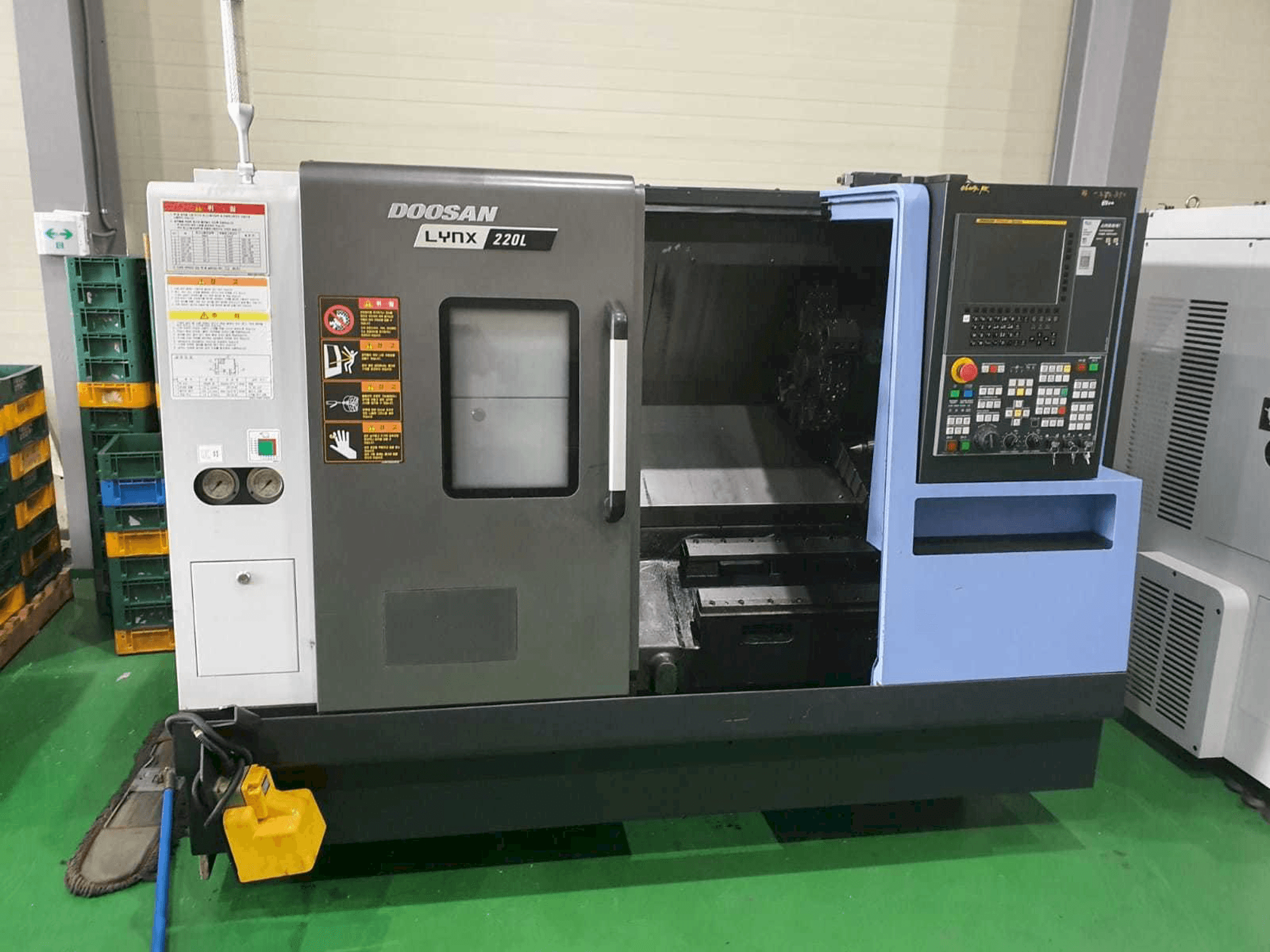 Вид станка Doosan LYNX 220 LC спереди