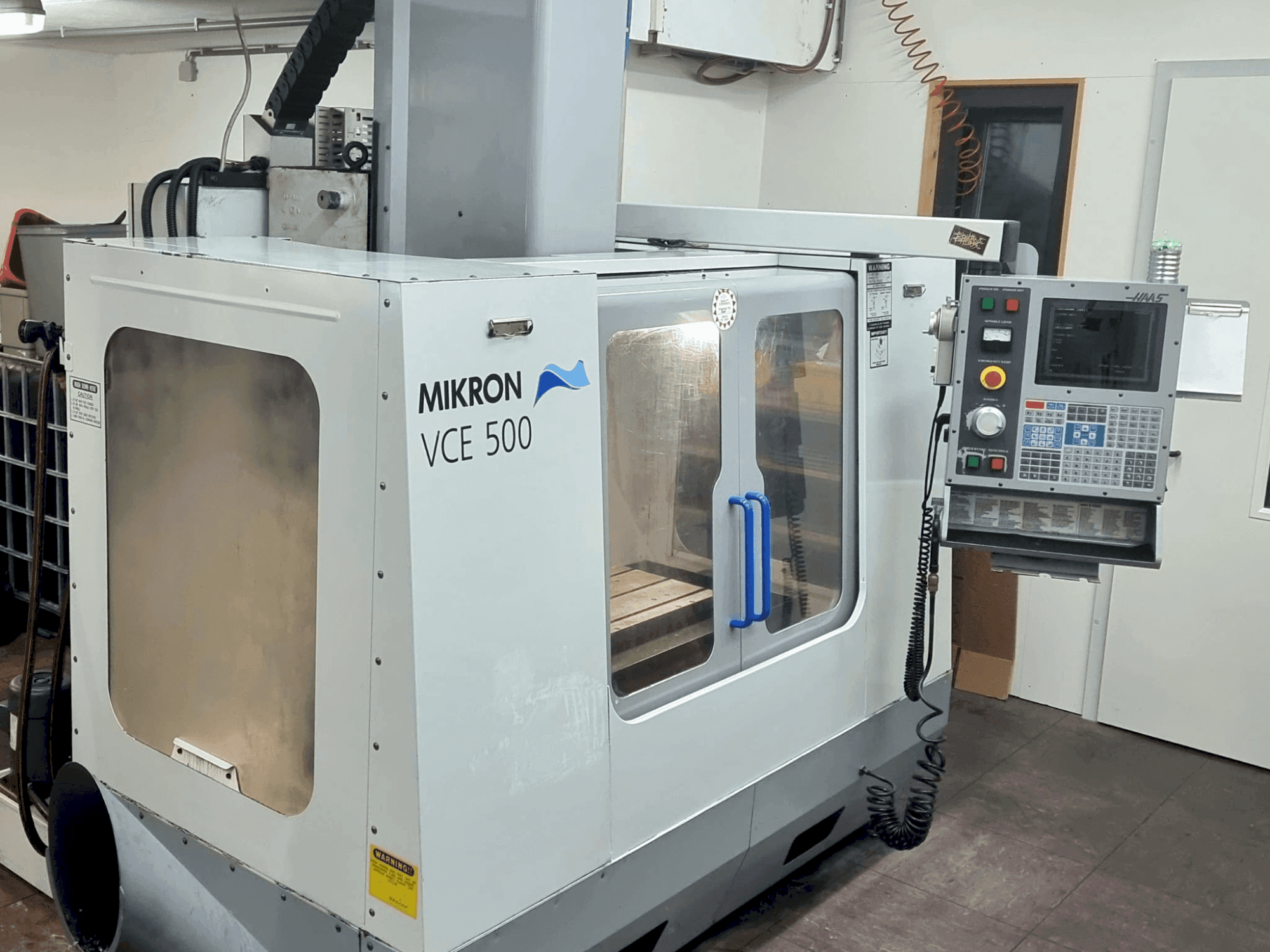 Вид станка HAAS VCE 550 спереди