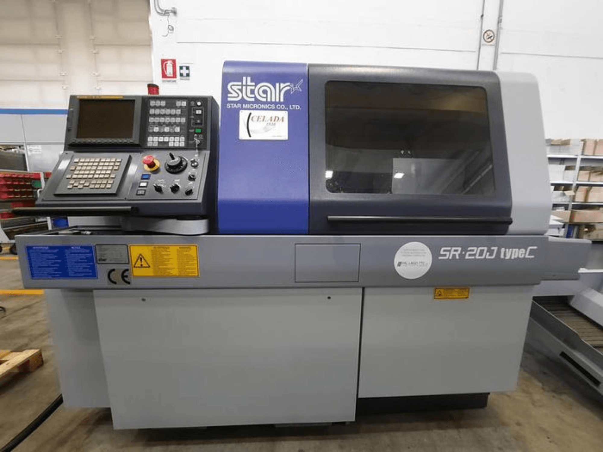 Токарный станок с ЧПУ Star Micronics SR-20J тип C, вид спереди, с панелью управления и дисплеем, демонстрирующим кнопки управления.
