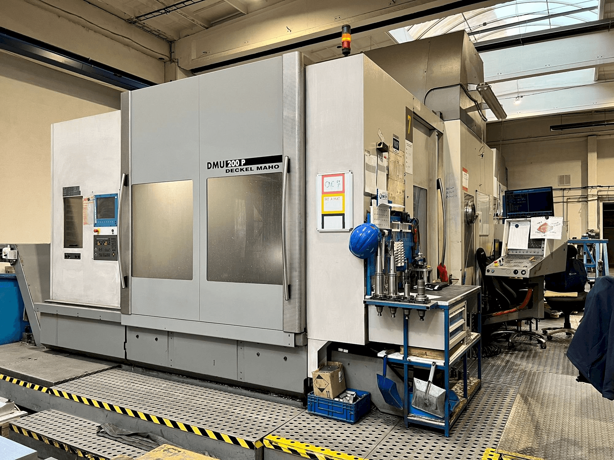 Вид станка DECKEL MAHO DMU 200P спереди