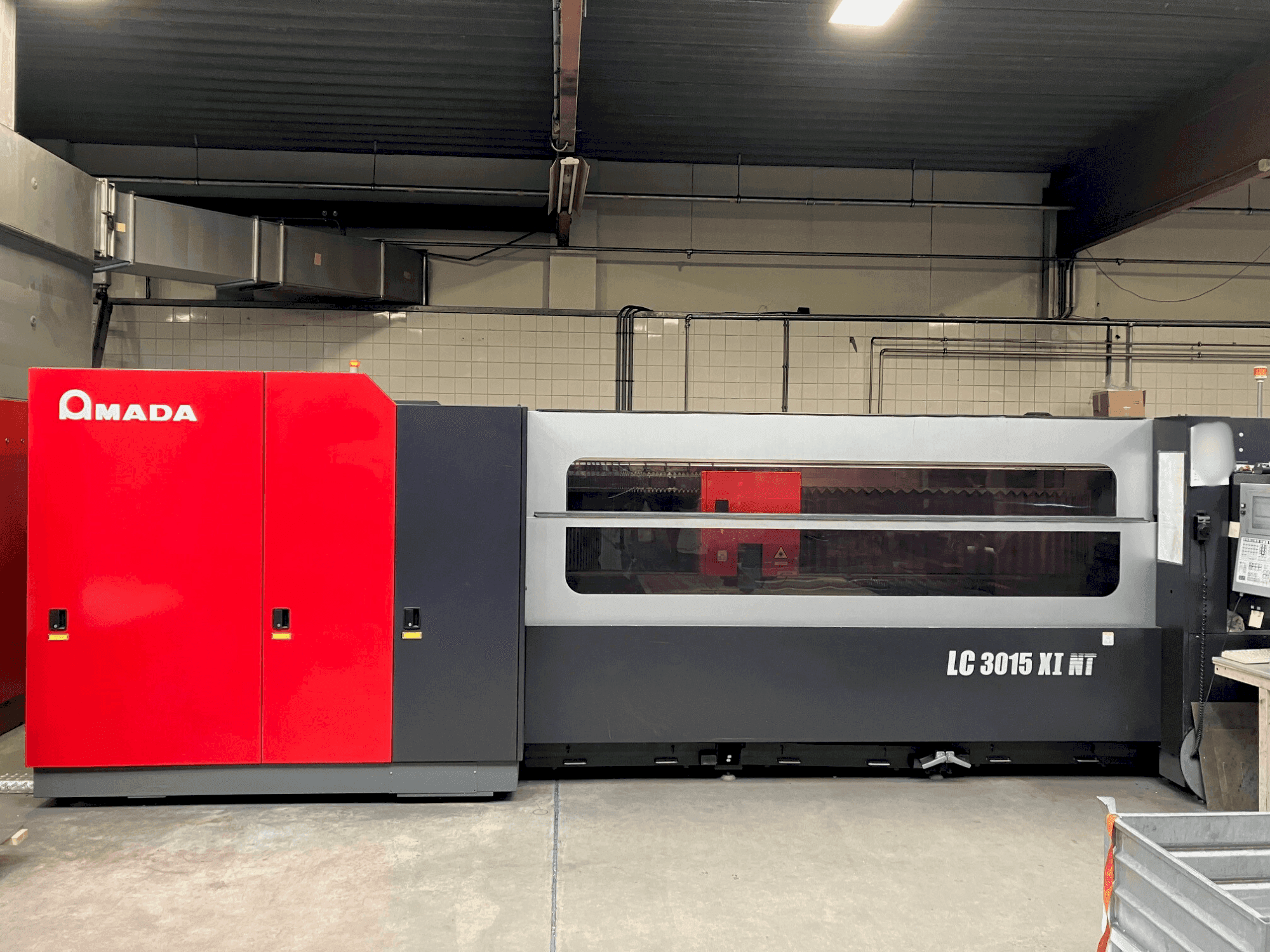 Вид станка AMADA LC3015X1NT 4kW Co2 спереди