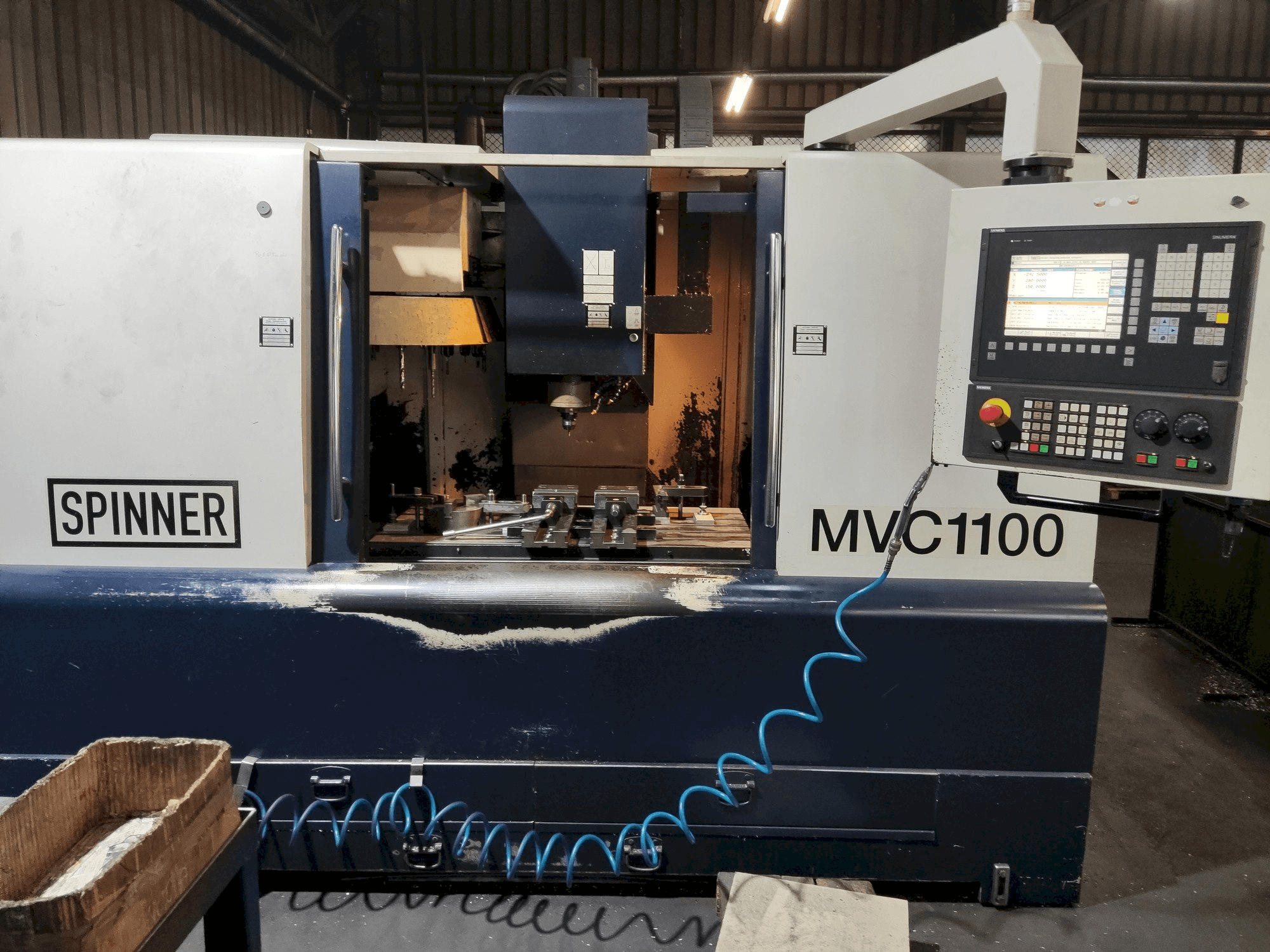 Вид станка SPINNER MVC-1100 спереди