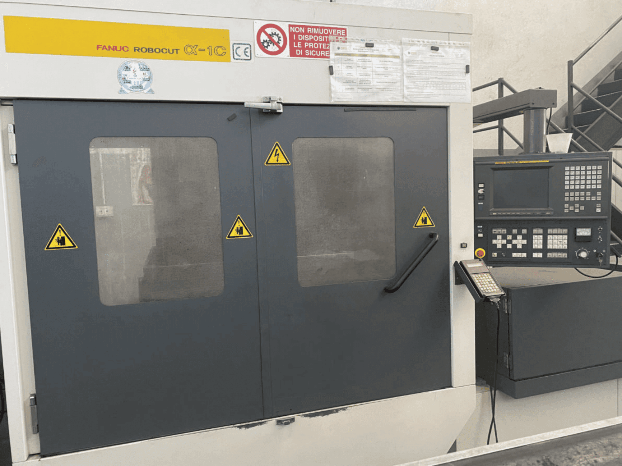 Вид станка FANUC Robocut alpha-1C спереди