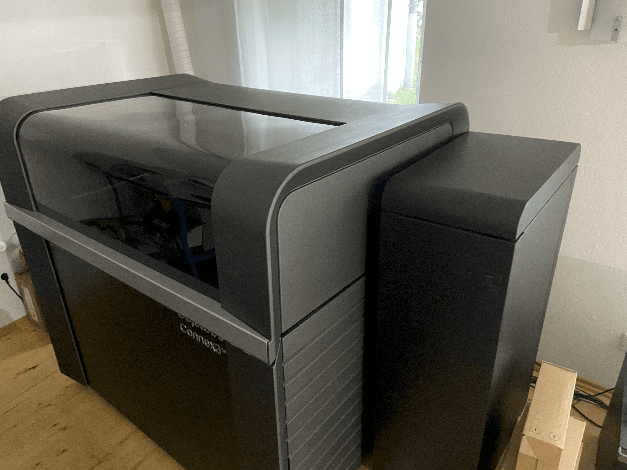 Вид станка Stratasys Objet500 Connex3 спереди