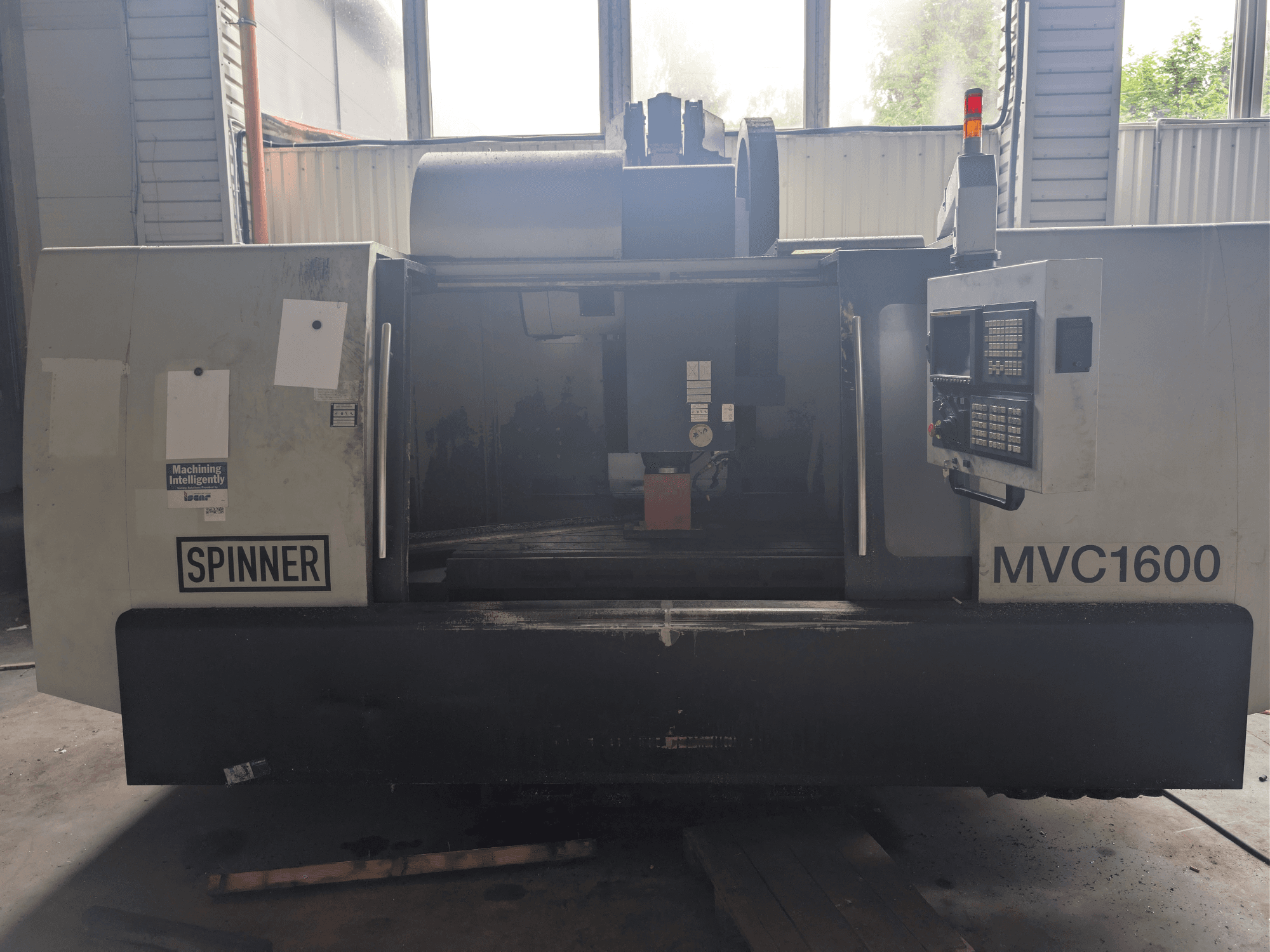 Вертикальный обрабатывающий центр SPINNER MVC-1600, вид спереди, демонстрирует панель управления и зону обработки. Подходит для прецизионной обработки.