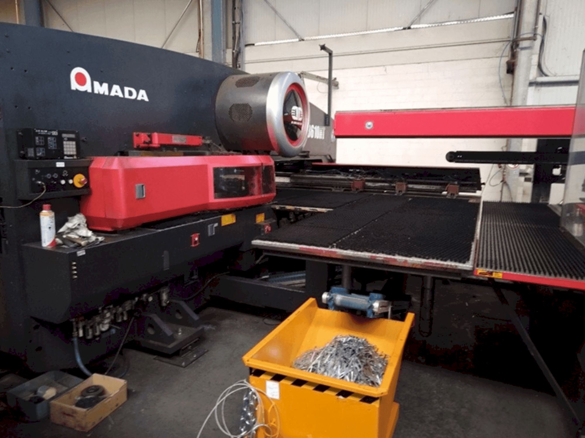 Вид станка AMADA EMZ 3510 NT спереди