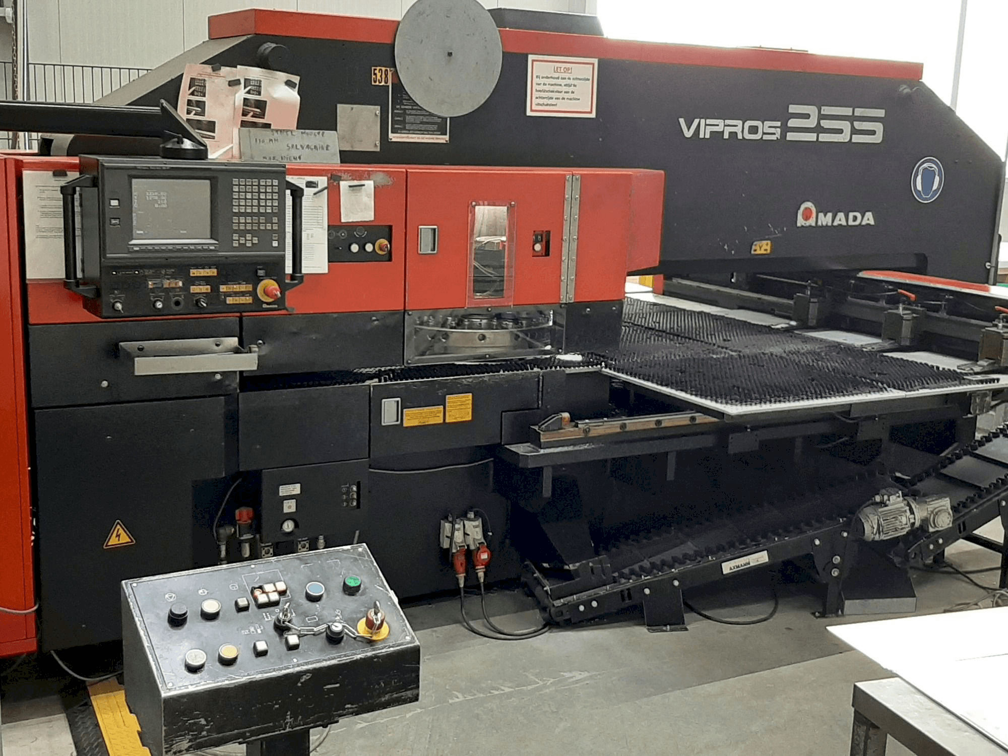 Вид станка AMADA VIPROS 255 спереди