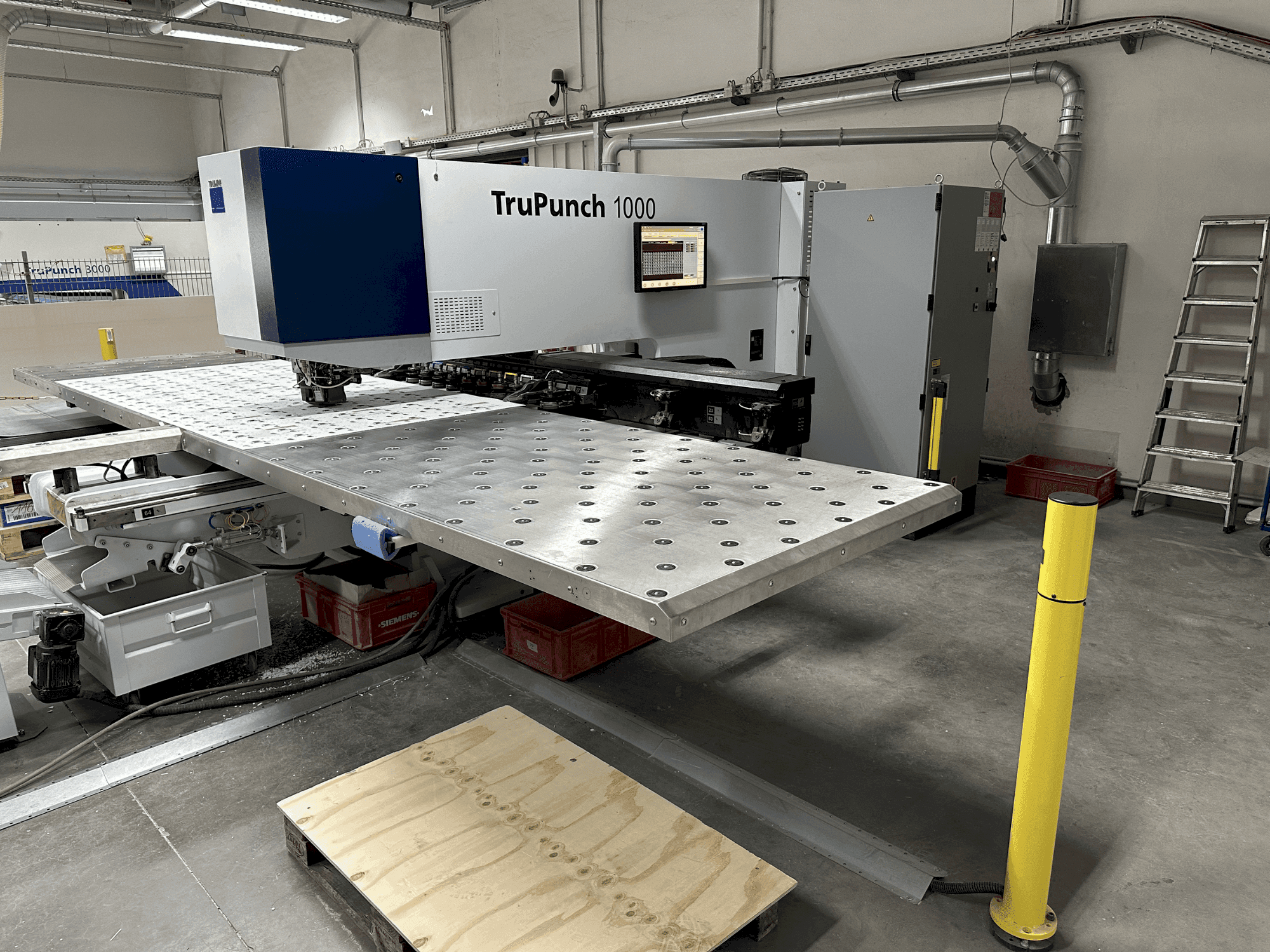 Вид станка TRUMPF TruPunch 1000 спереди