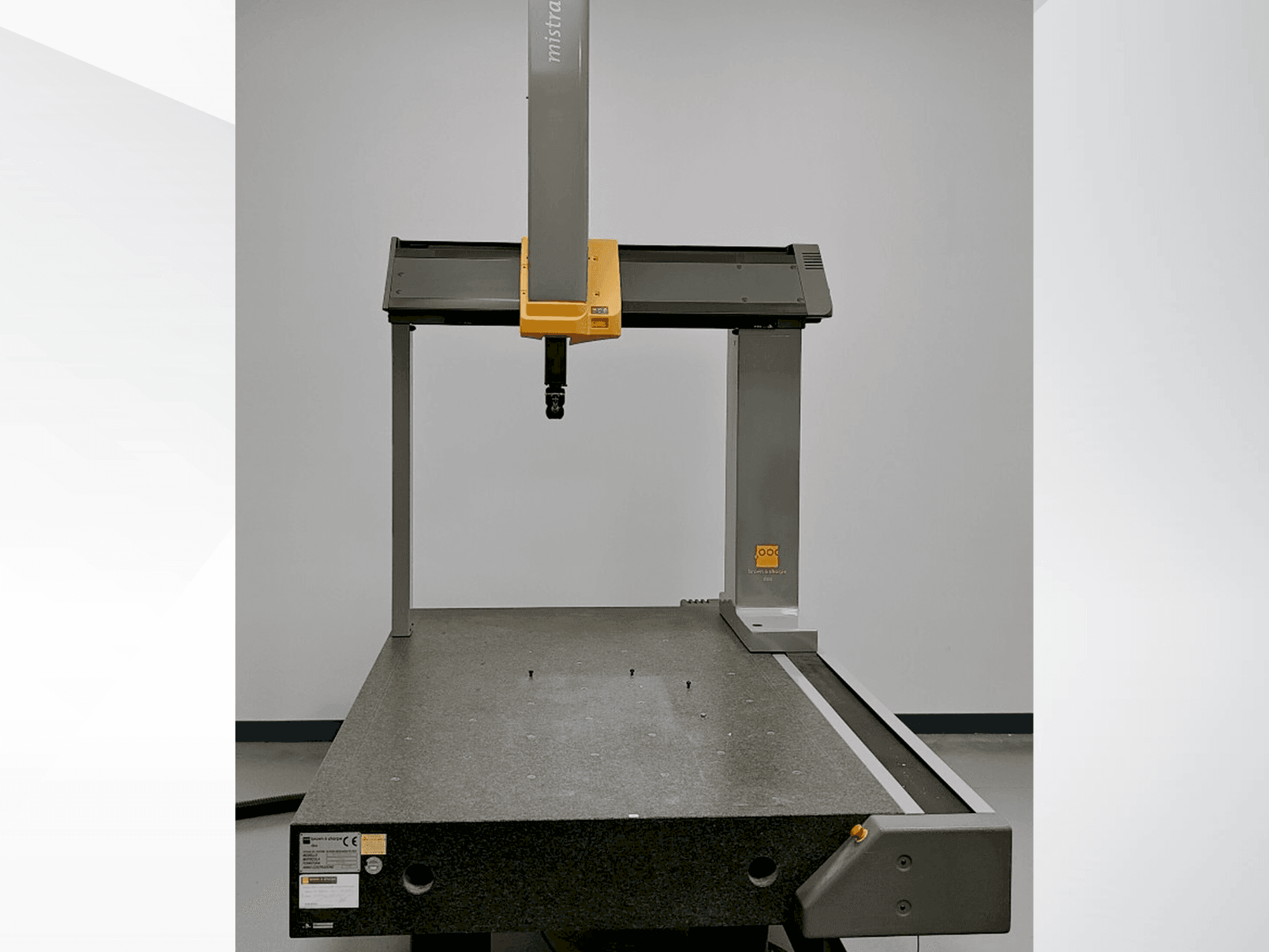 Вид станка BROWN & SHARPE Mistral спереди