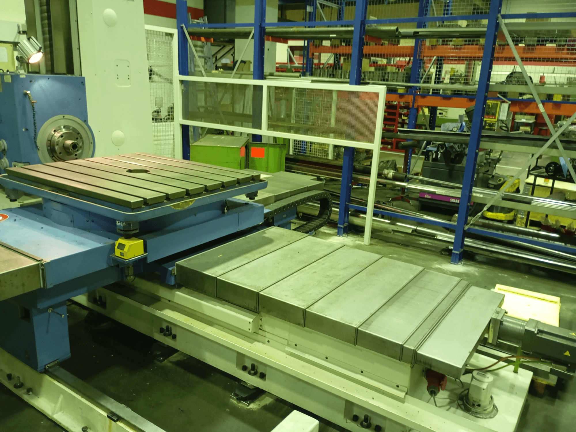 Расточной станок Union Karl Marx Stadt BFT90/5 MSC, вид спереди; имеет большой плоский стол, моторизованное основание и металлическую конструкцию.