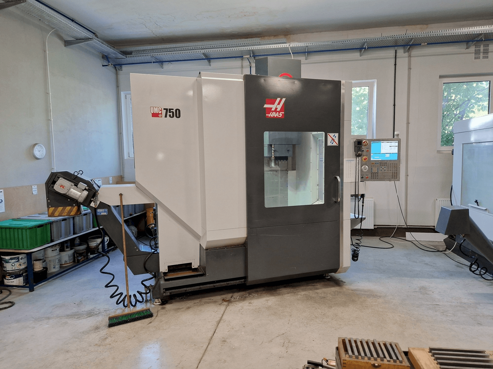 Вид станка HAAS UMC-750 спереди