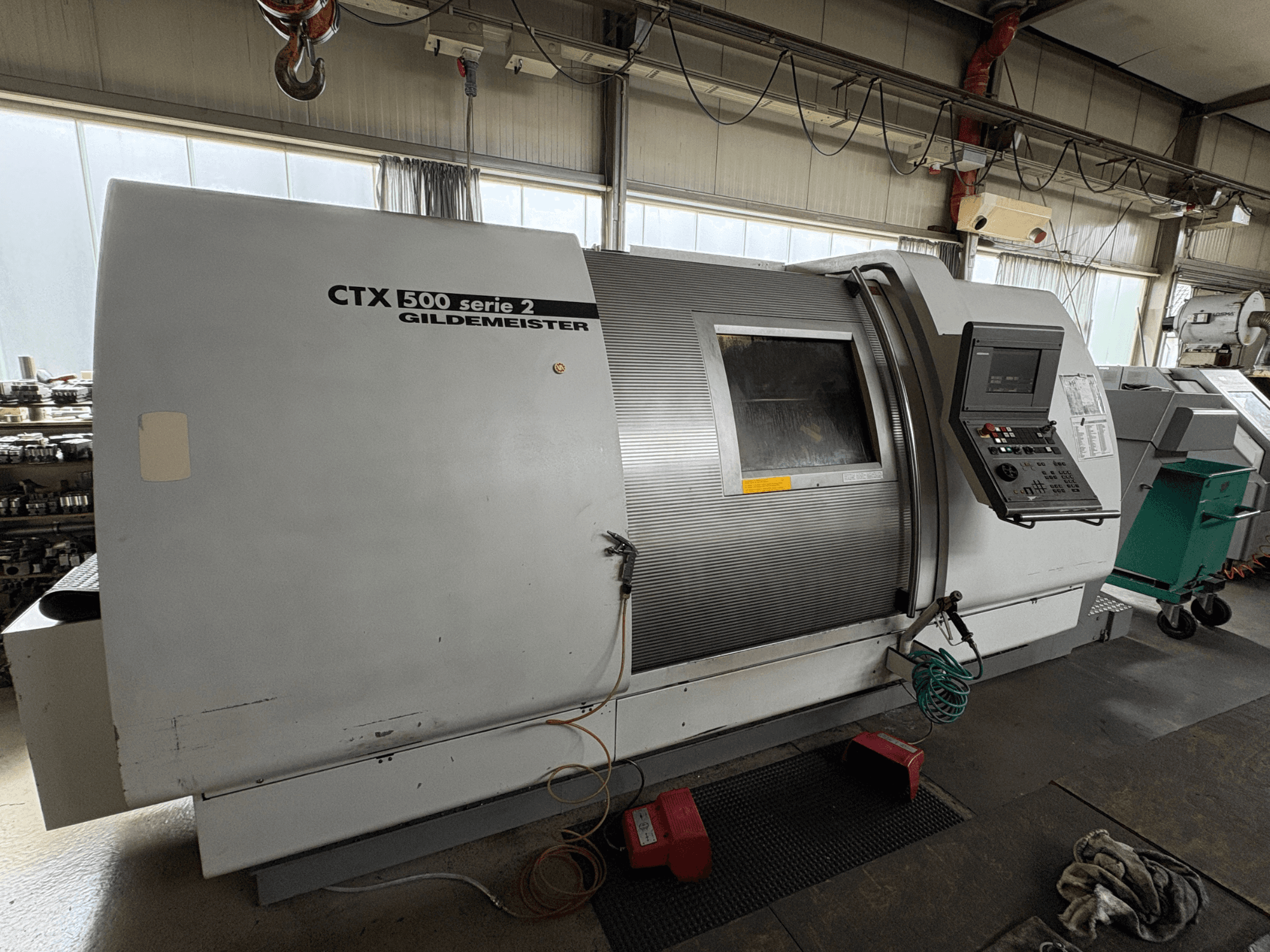 Горизонтальный токарный станок Gildemeister CTX 500 S2, вид сбоку, на котором видны панель управления и детали корпуса.