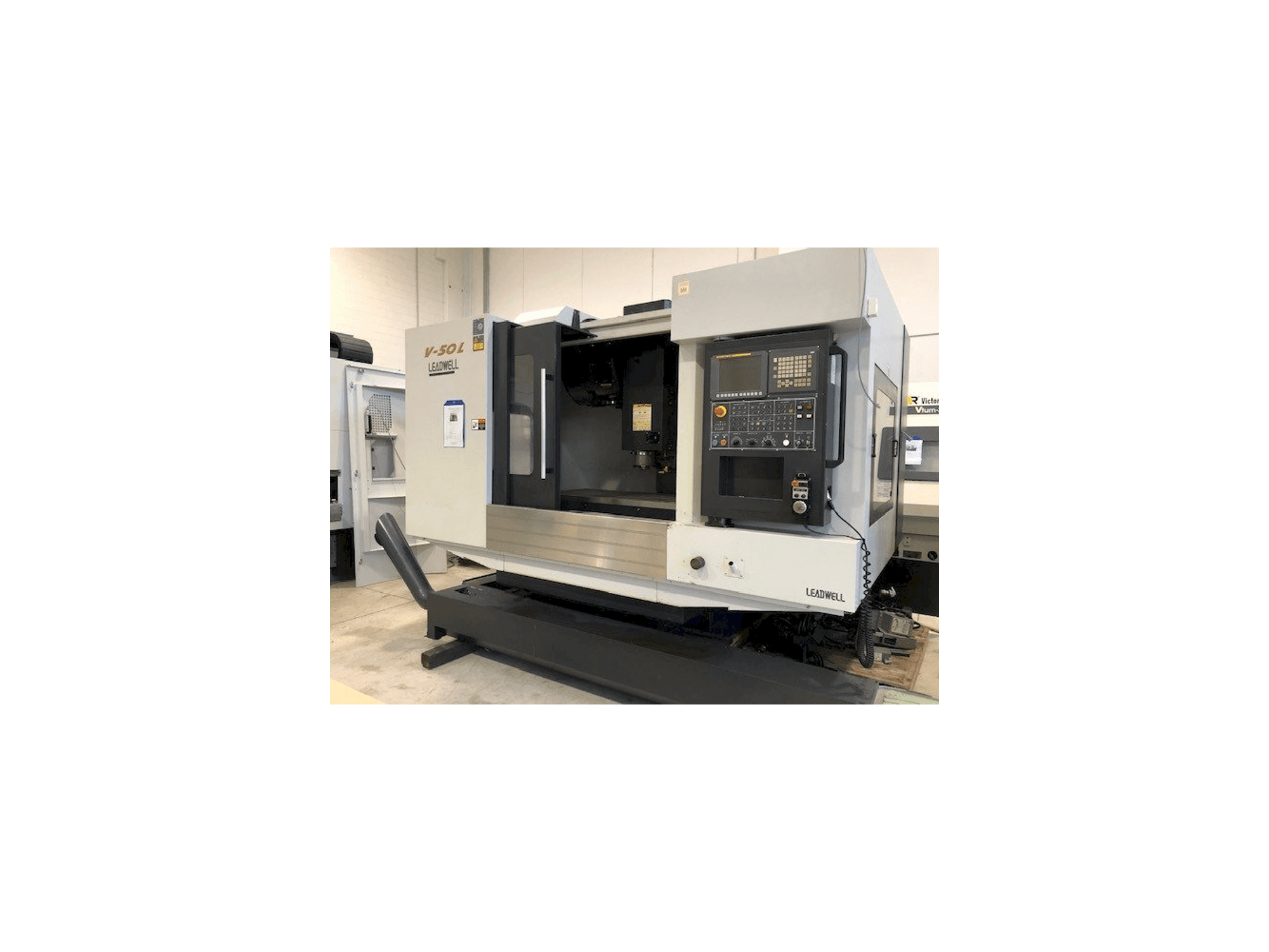 Вид станка Leadwell V50L спереди