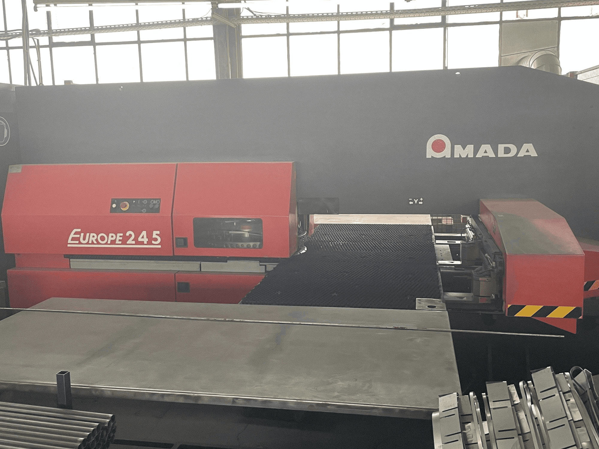 Вид станка AMADA Europe 245 спереди