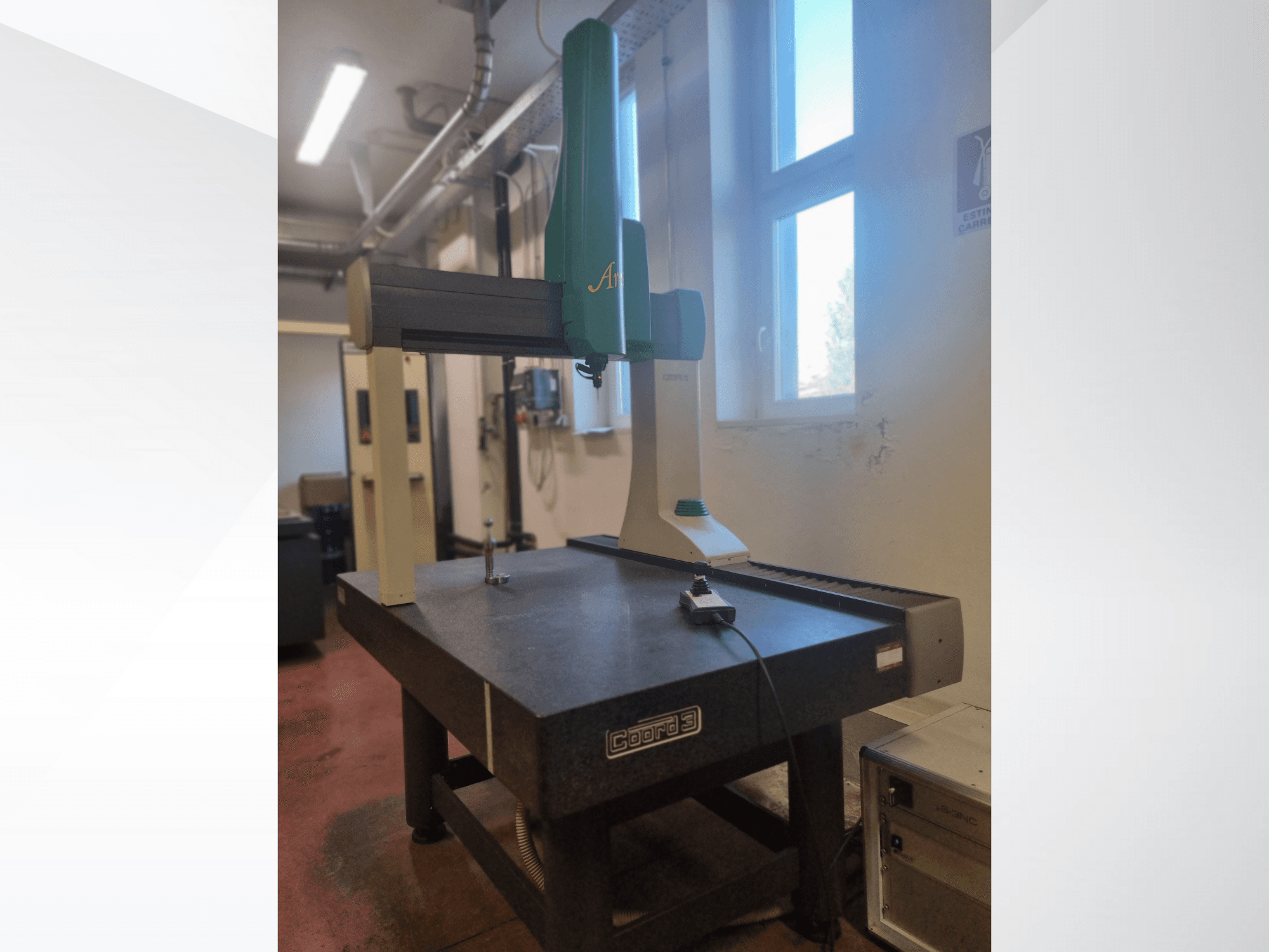 3D-сканер GOM Atos спереди на гранитном измерительном столе, с видимым кабелем и устройством управления.