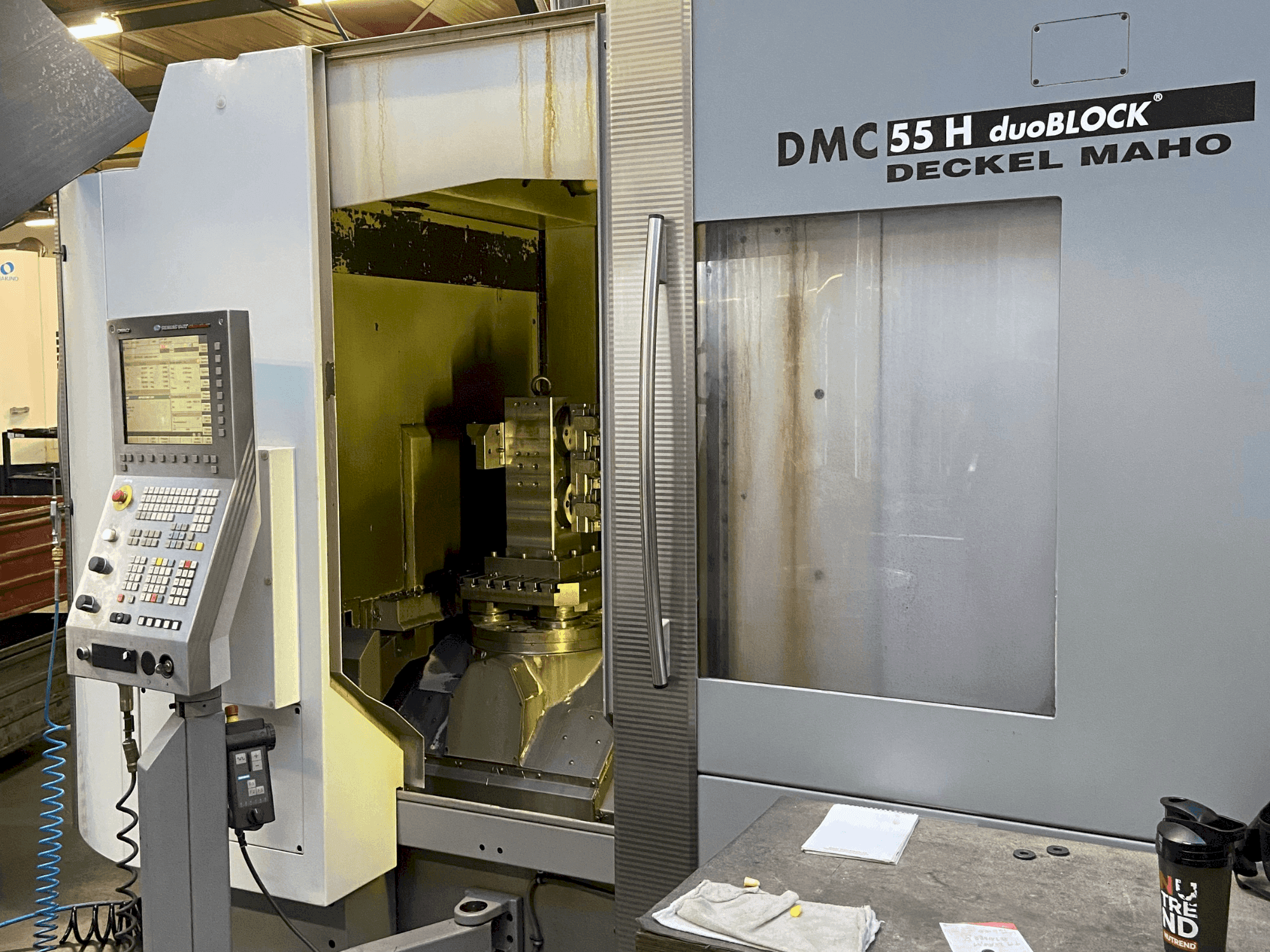 Вид станка DECKEL MAHO DMC 55H duoBlock (2007) спереди