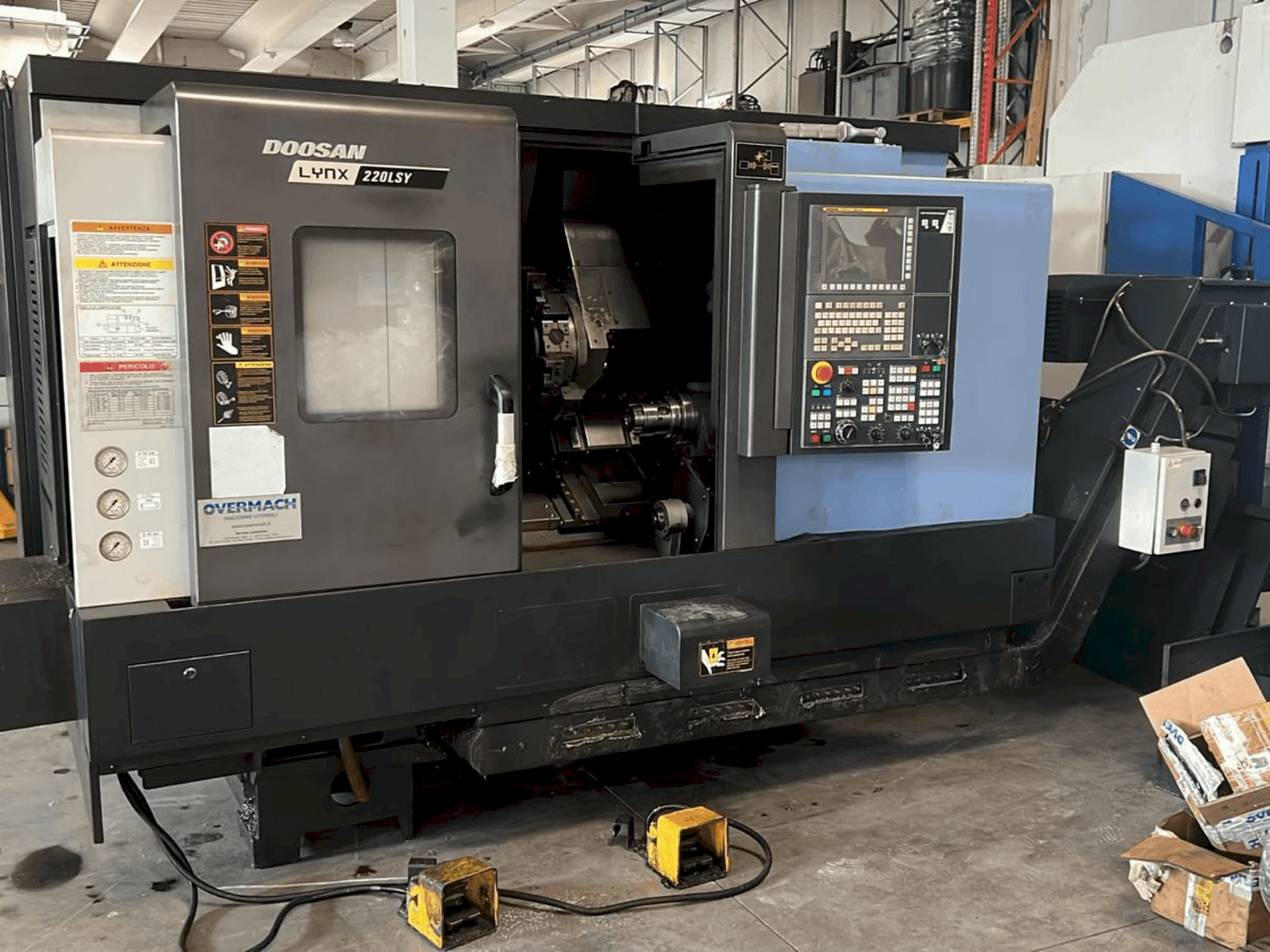 Вид станка DOOSAN DOOSAN LYNX 220LSY спереди