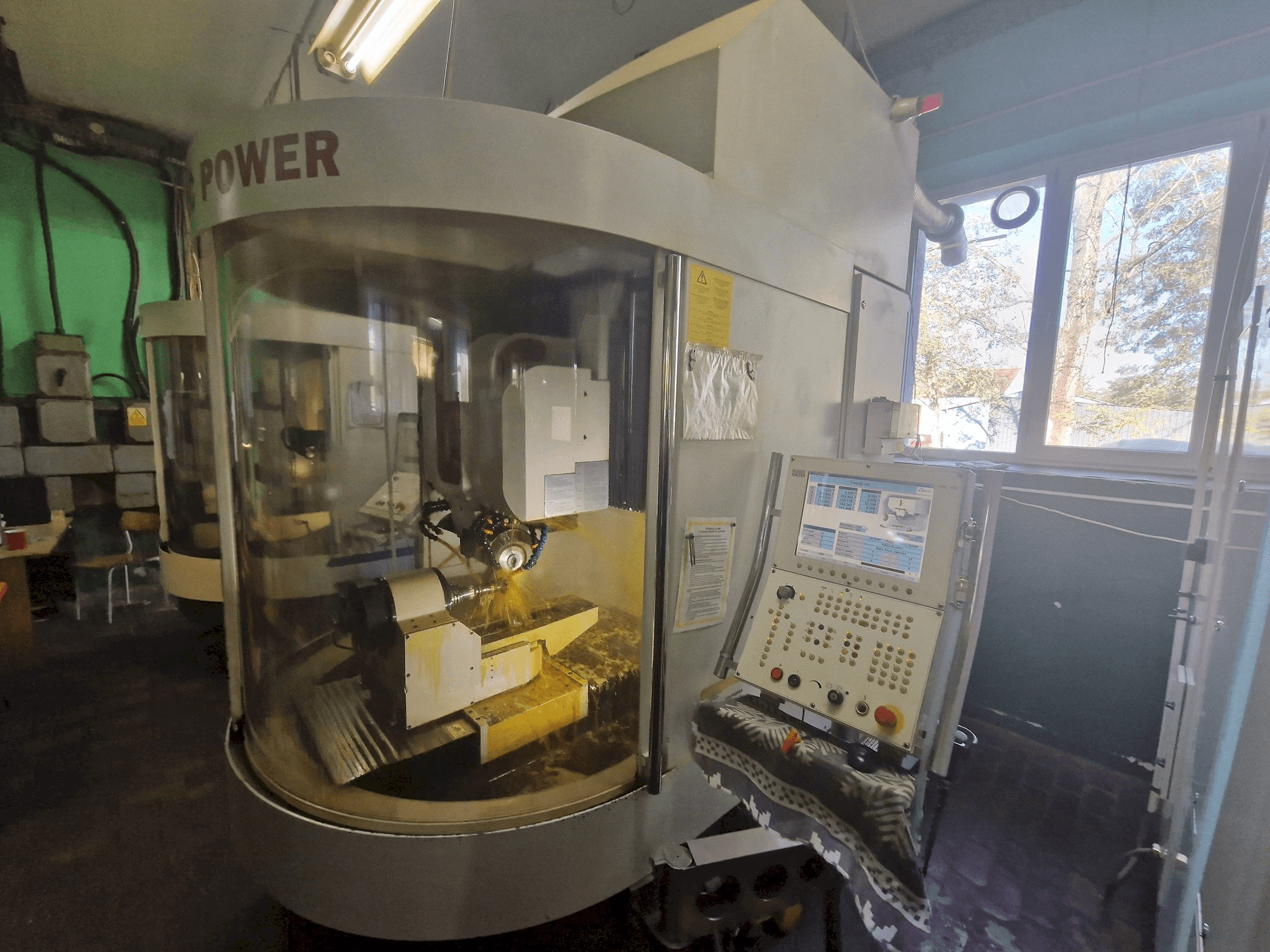 Вид станка WALTER Helitronic Power спереди