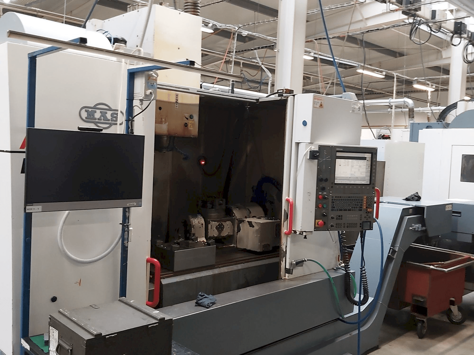 Вид станка с KOVOSVIT MAS MCV 1016 Quick правой стороны