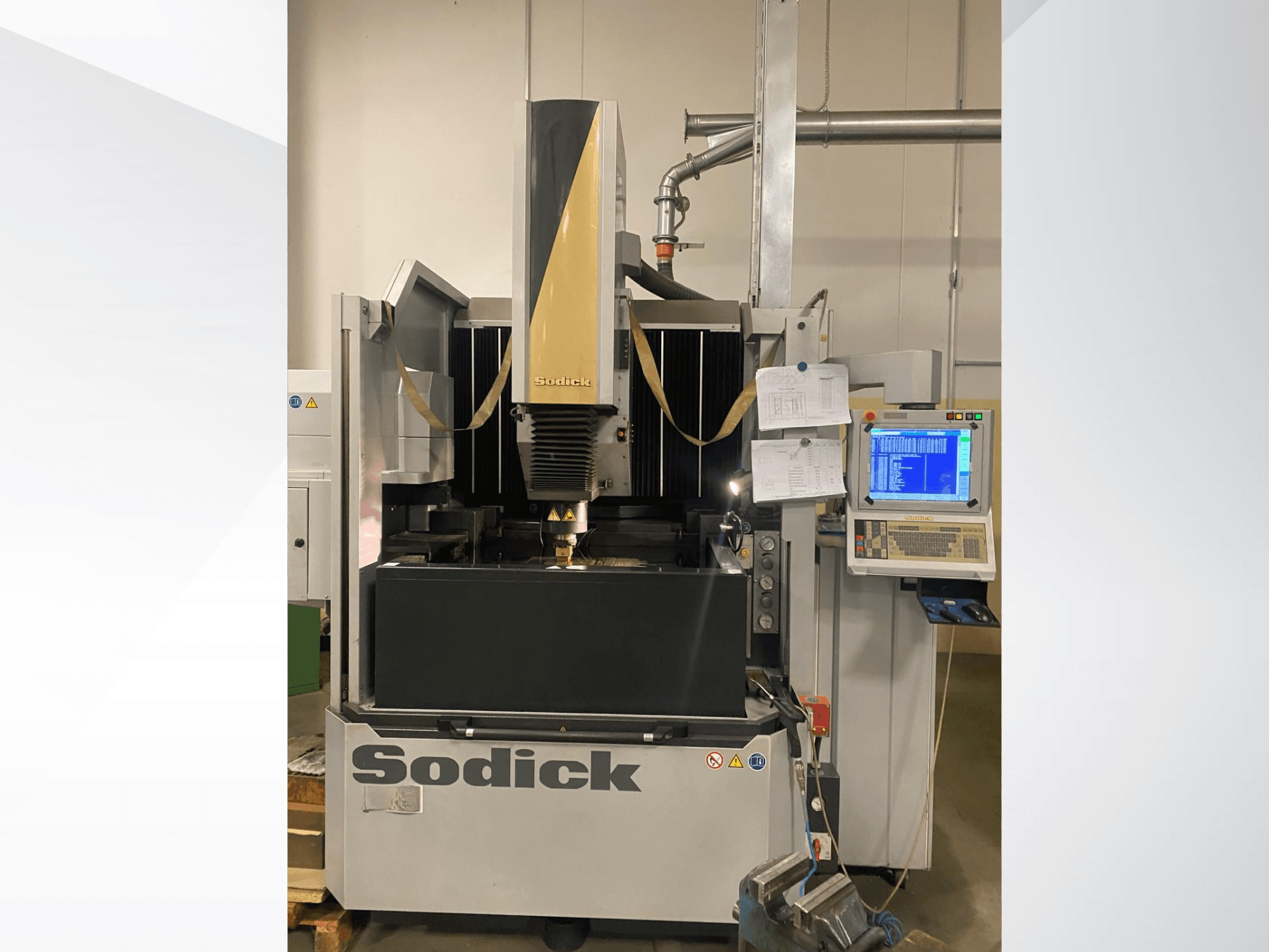 Станок Sodick EDM с видом спереди, с панелью управления, рабочим столом и верхней режущей головкой.