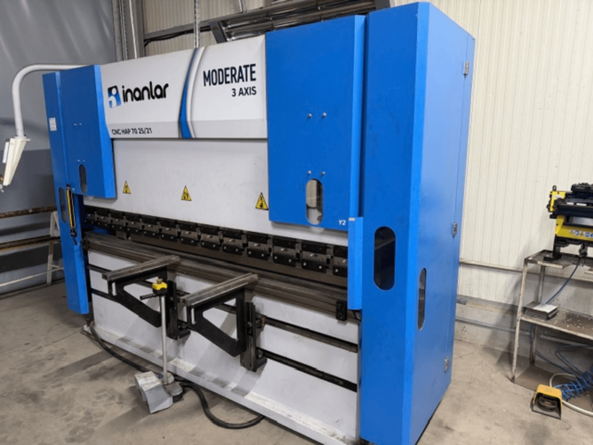 Станок с ЧПУ Inanlar Moderate 3 Axis в синем цвете, вид спереди, на корпусе видны рычаги управления и защитные наклейки.