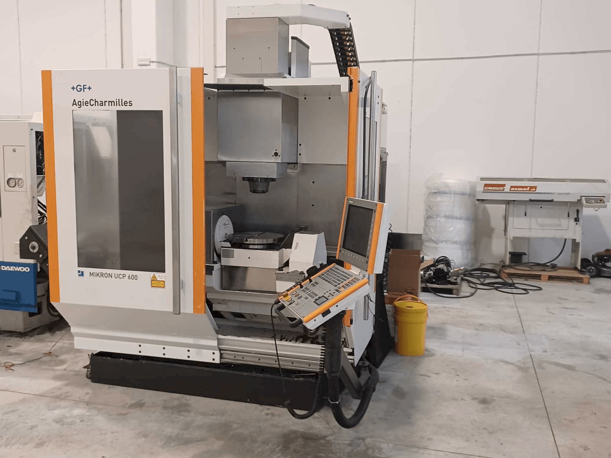 Вид станка AgieCharmilles Mikron UCP 600 спереди